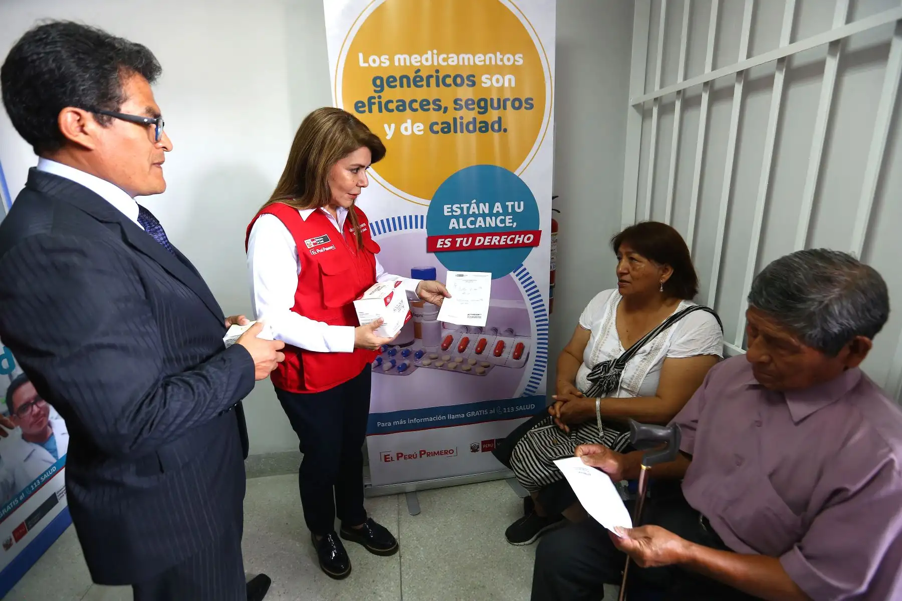 Ministra de Salud  Elizabeth Hinostroza, inaugura en el Agustino, Farmacia institucional "FARMADIRIS".Foto:ANDINA/Héctor Vinces.