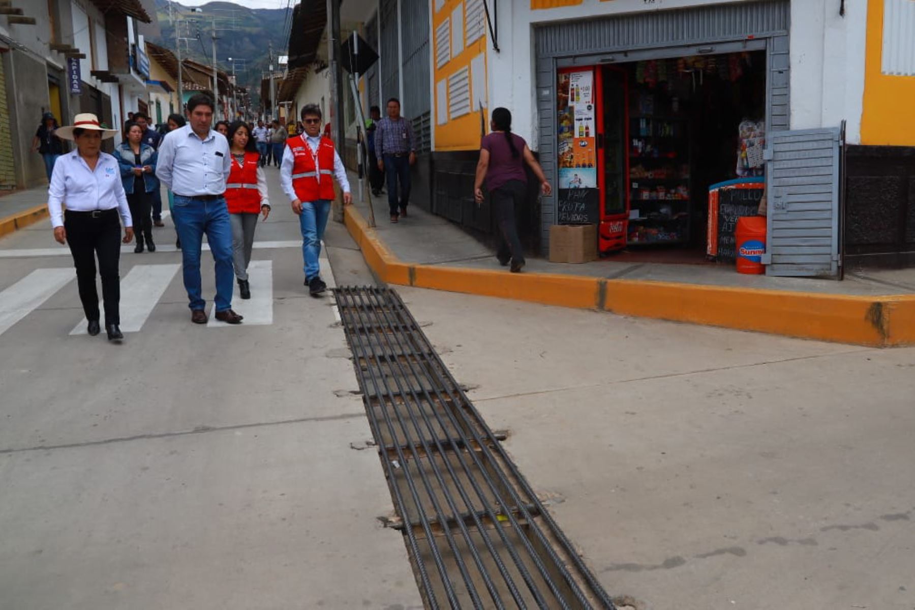 Cerca de medio centenar de pistas y veredas de la provincia de Cajabamba, departamento de Cajamarca, fueron reconstruidas con sistemas de drenaje pluvial e inauguradas hoy por la directora ejecutiva de la Autoridad para la Reconstrucción con Cambios (ARCC), Amalia Moreno Vizcardo.