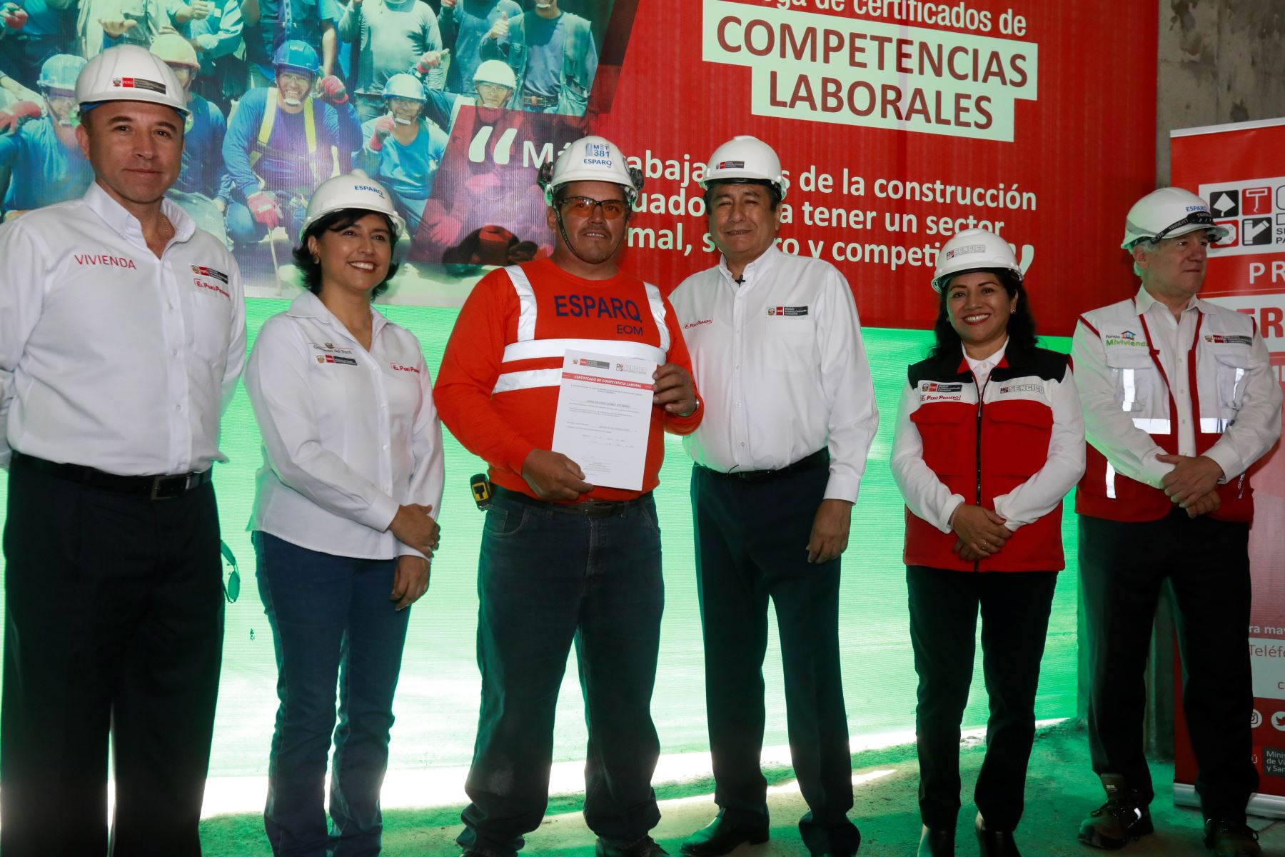 Trabajadores de construcción civil recibieron certificación de capacidades de manos de los ministros Rodolfo Yàñez y Sylvia Cáceres.