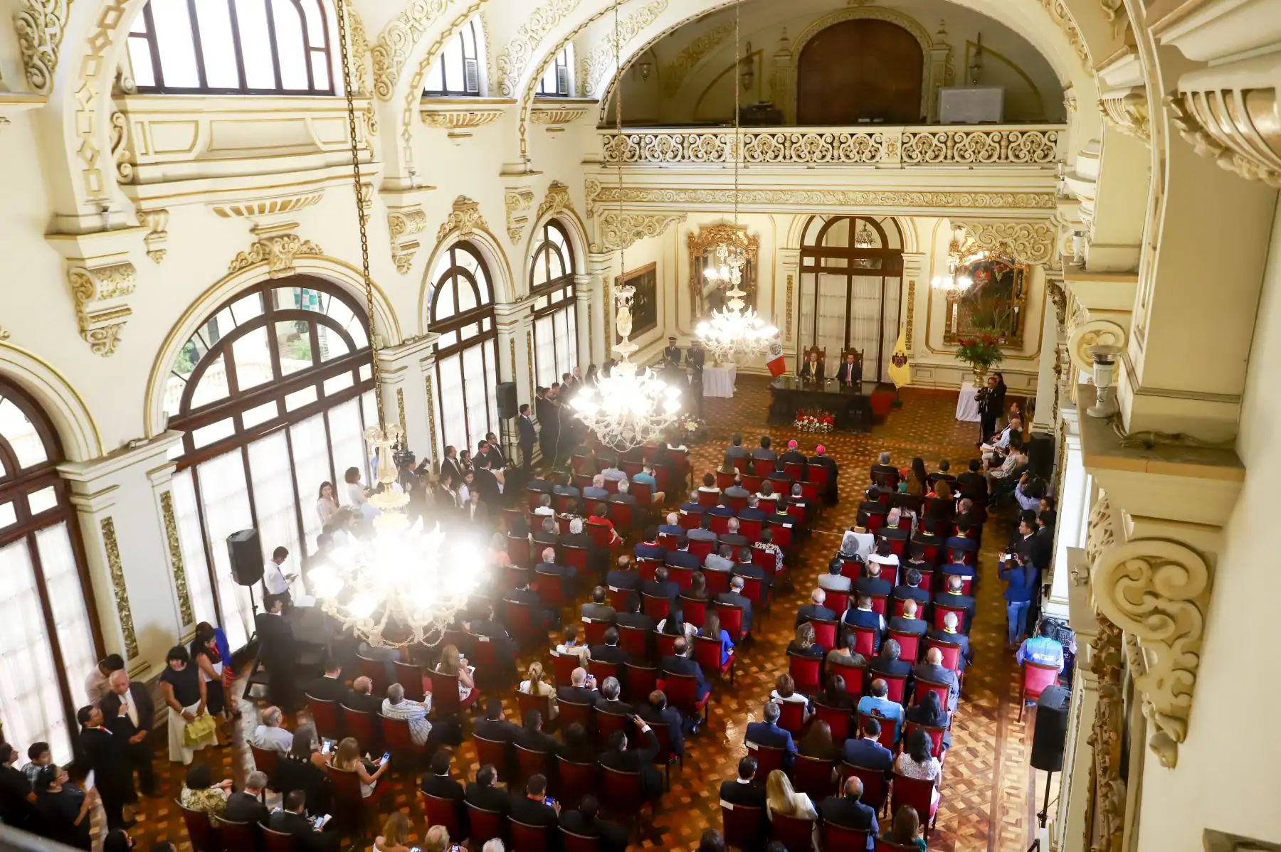 Presidente de la República, Martín Vizcarra y alcalde de Lima Jorge Muñoz encabezaron Sesión Solemne por el 485.° aniversario de la fundación de la ciudad y homenaje póstumo a limeños destacados.
Foto: ANDINA/Prensa Presidencia
