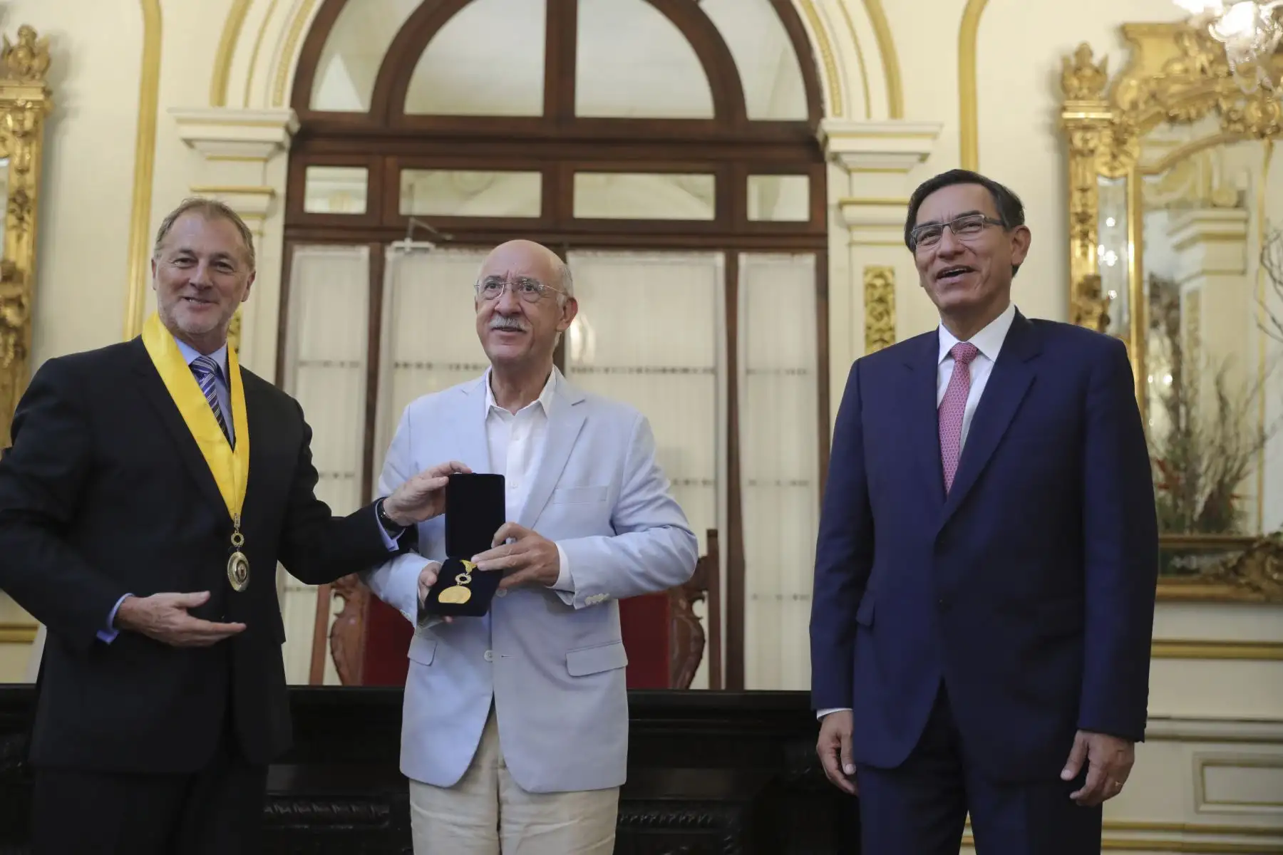 Presidente de la República, Martín Vizcarra y alcalde de Lima Jorge Muñoz encabezaron Sesión Solemne por el 485.° aniversario de la fundación de la ciudad y homenaje póstumo a limeños destacados.
Foto: ANDINA/Prensa Presidencia