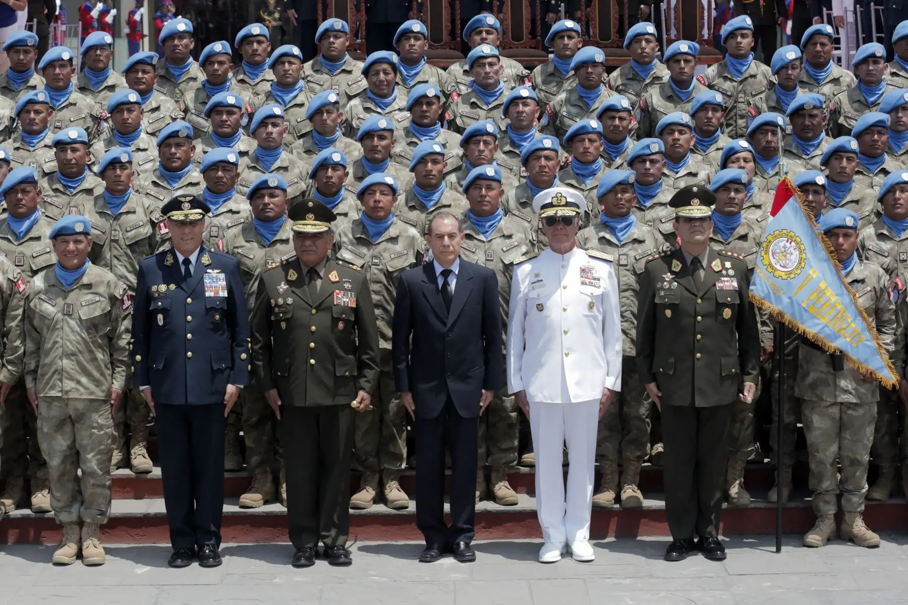 Ministro de Defensa, Walter Martos, preside la ceremonia de despedida de la Compañía de Ingeniería Perú “ Cascos azules”, que partirá a la República Centroafricana en misión de paz.
Foto: Difusión Mindef