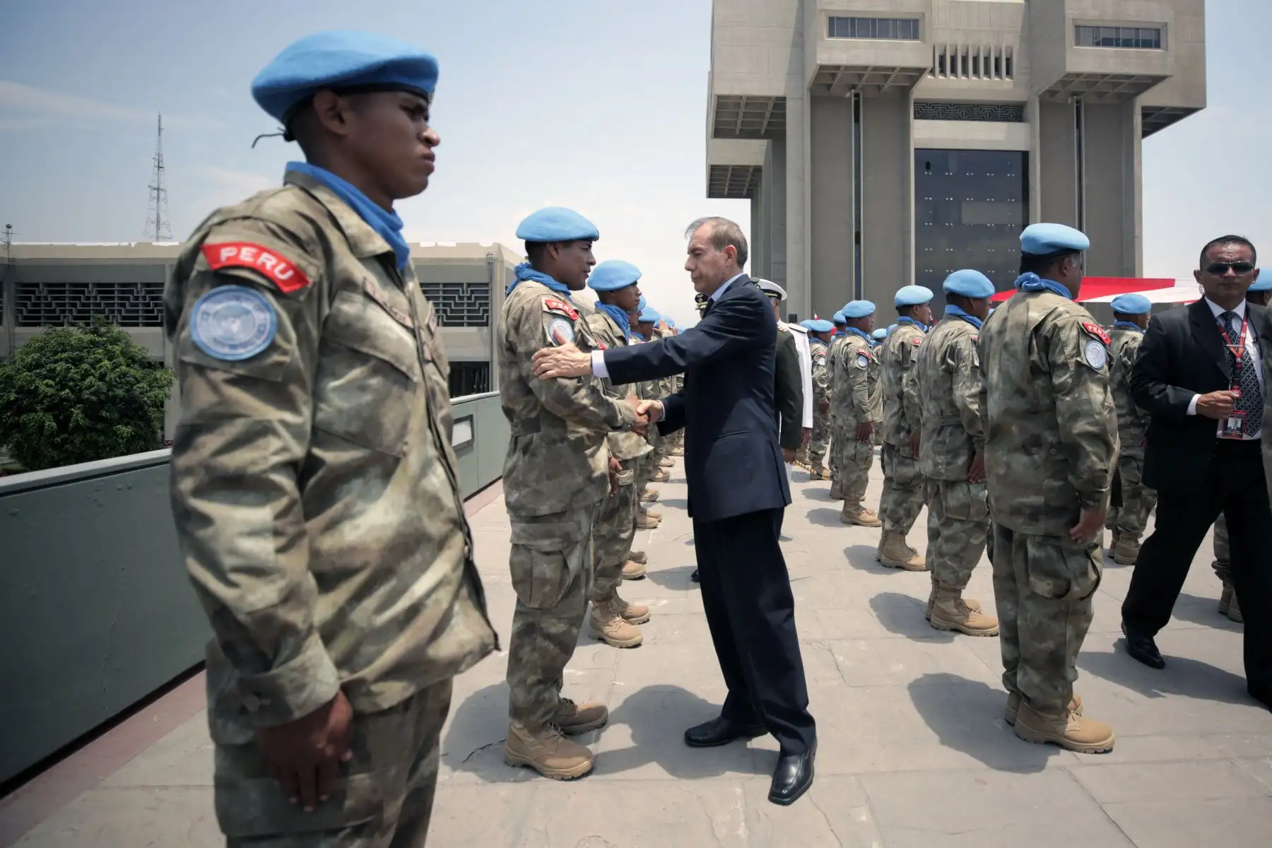 Ministro de Defensa, Walter Martos, preside la ceremonia de despedida de la Compañía de Ingeniería Perú “ Cascos azules”, que partirá a la República Centroafricana en misión de paz.
Foto: Difusión Mindef