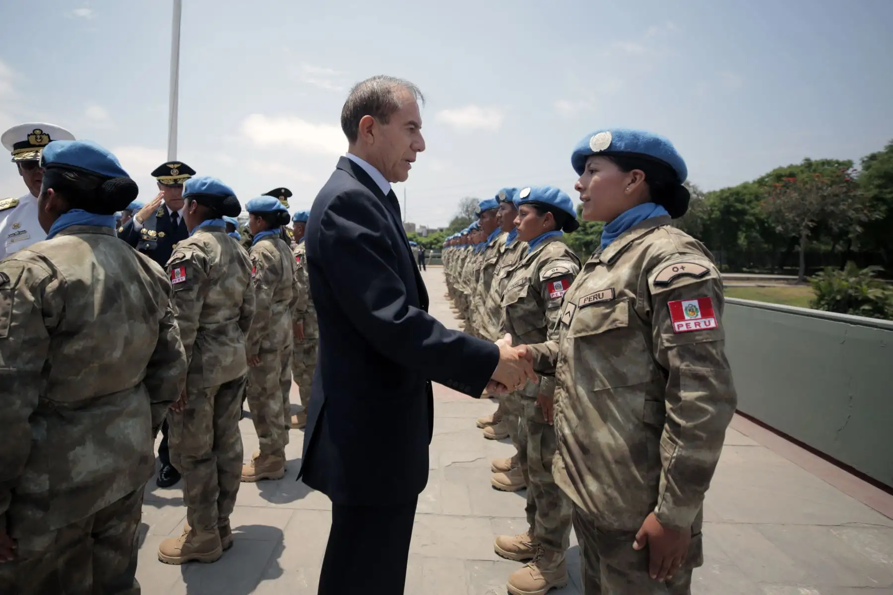 Ministro de Defensa, Walter Martos, preside la ceremonia de despedida de la Compañía de Ingeniería Perú “ Cascos azules”, que partirá a la República Centroafricana en misión de paz.
Foto: Difusión Mindef