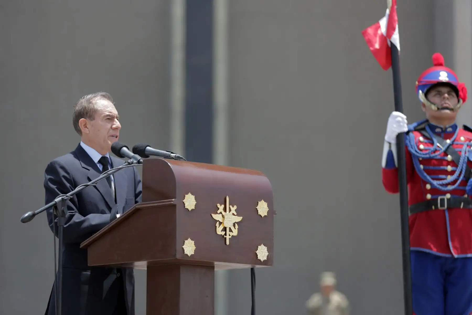 Ministro de Defensa, Walter Martos, preside la ceremonia de despedida de la Compañía de Ingeniería Perú “ Cascos azules”, que partirá a la República Centroafricana en misión de paz.
Foto: Difusión Mindef