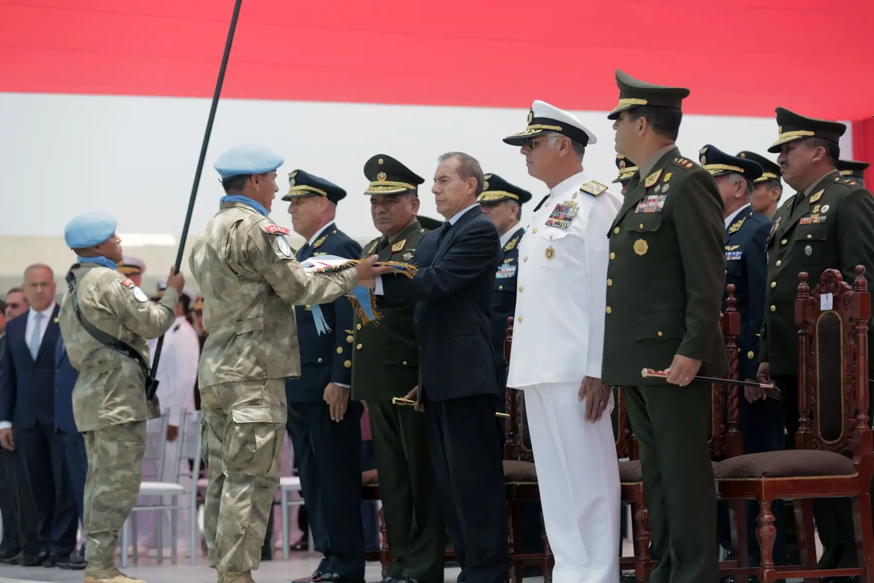 Ministro de Defensa, Walter Martos, preside la ceremonia de despedida de la Compañía de Ingeniería Perú “ Cascos azules”, que partirá a la República Centroafricana en misión de paz.
Foto: Difusión Mindef