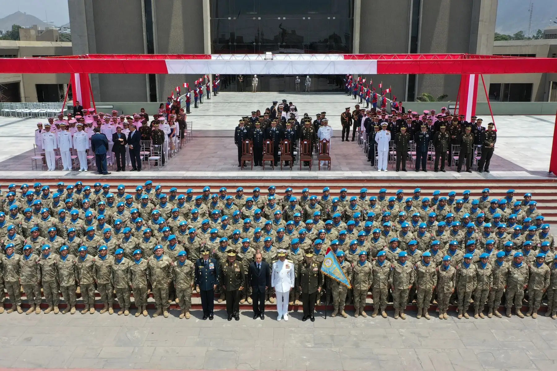 Ministro de Defensa, Walter Martos, preside la ceremonia de despedida de la Compañía de Ingeniería Perú “ Cascos azules”, que partirá a la República Centroafricana en misión de paz.
Foto: Difusión Mindef
