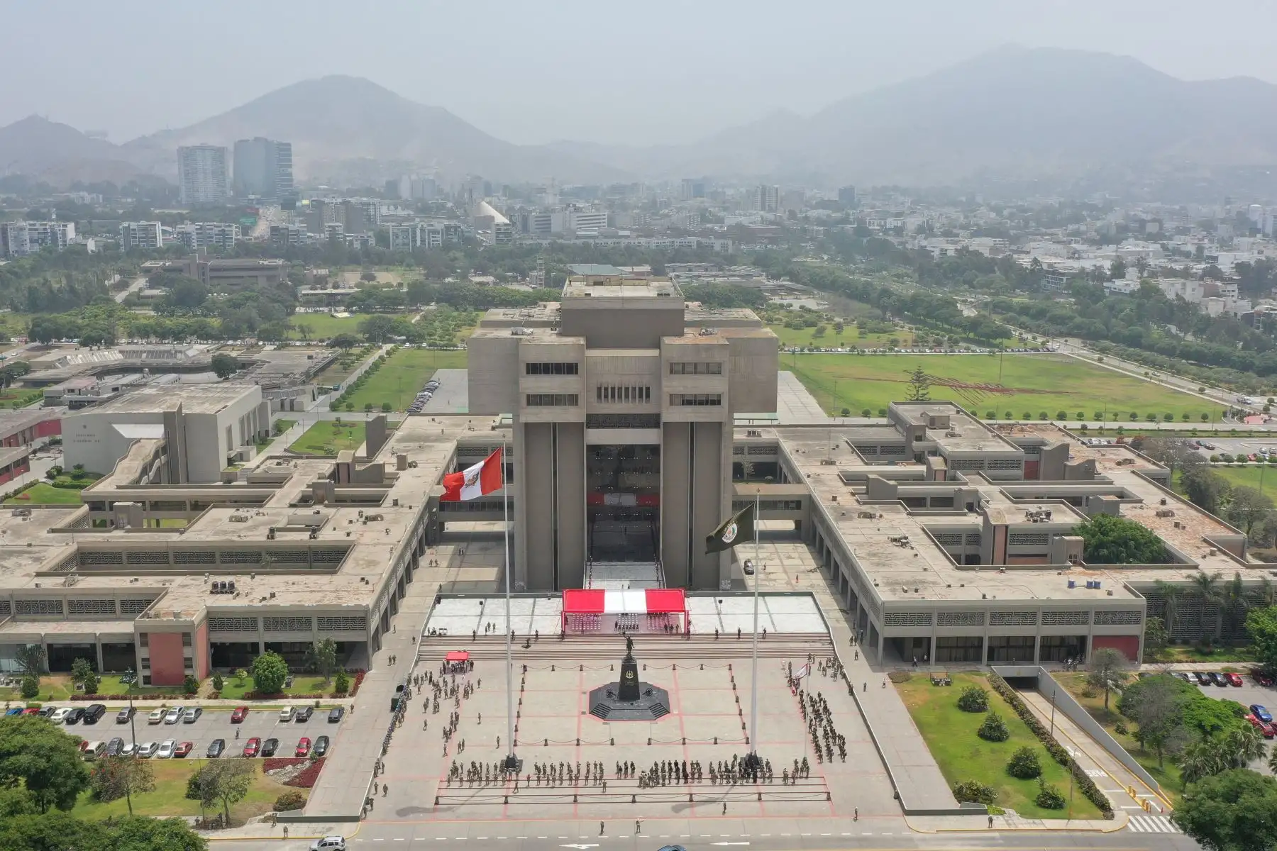 Ministro de Defensa, Walter Martos, preside la ceremonia de despedida de la Compañía de Ingeniería Perú “ Cascos azules”, que partirá a la República Centroafricana en misión de paz.
Foto: Difusión Mindef