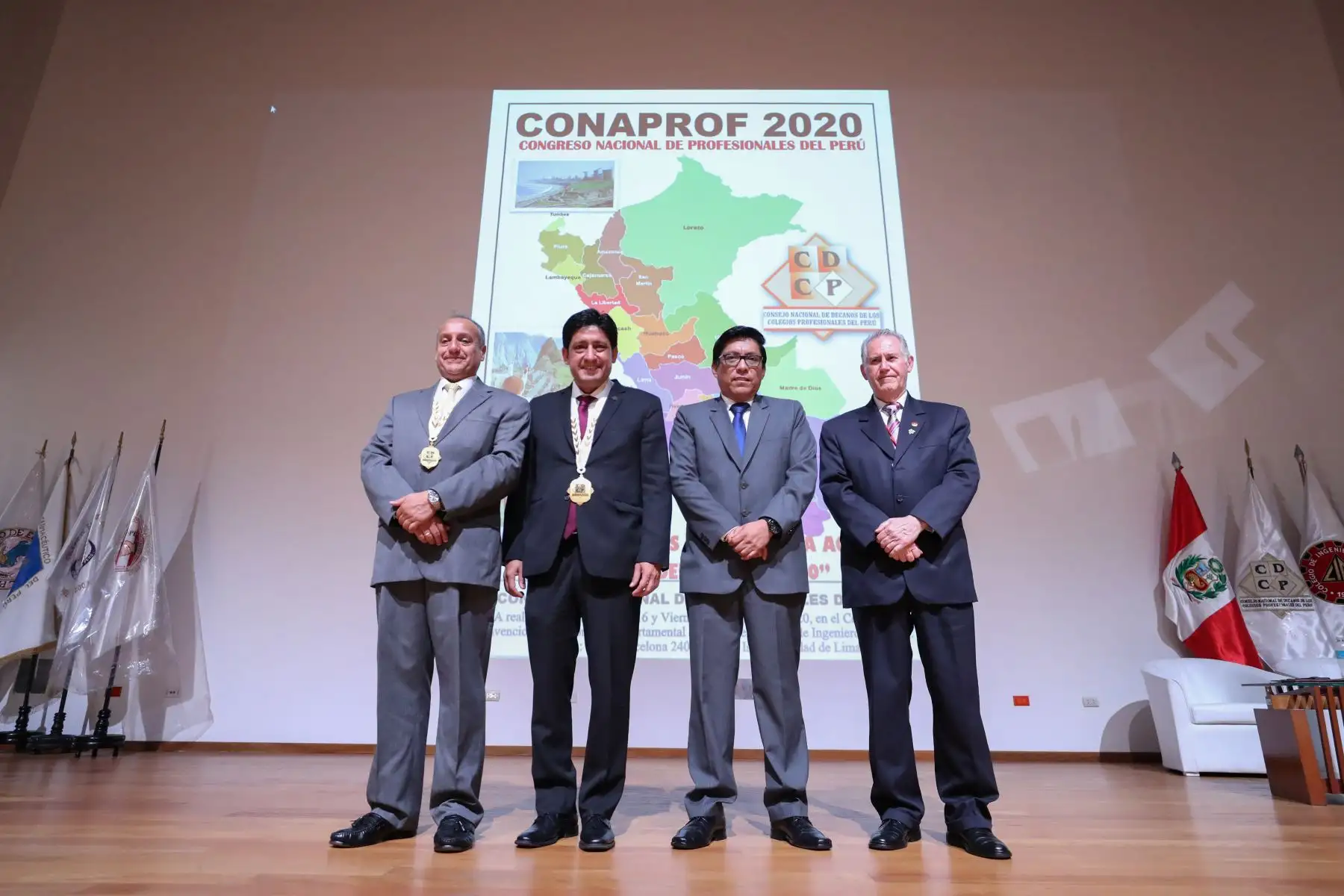 El presidente del Consejo de Ministros, Vicente Zeballos, clausuró el 3.º Congreso Nacional de Profesionales, que congregó a miembros de distintos colegios profesionales del país, en el auditorio del Colegio de Ingenieros del Perú.
Foto: PCM