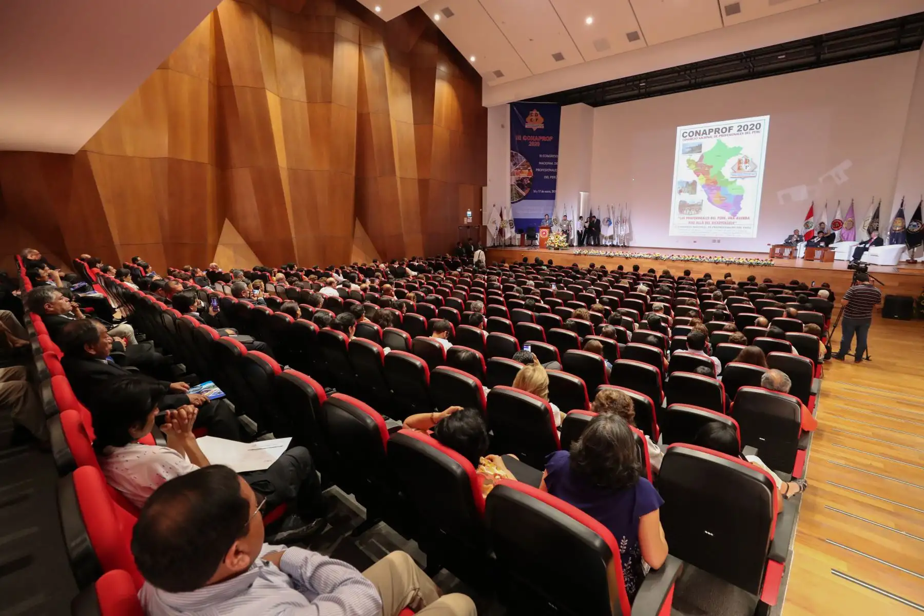 El presidente del Consejo de Ministros, Vicente Zeballos, clausuró el 3.º Congreso Nacional de Profesionales, que congregó a miembros de distintos colegios profesionales del país, en el auditorio del Colegio de Ingenieros del Perú.
Foto: PCM
