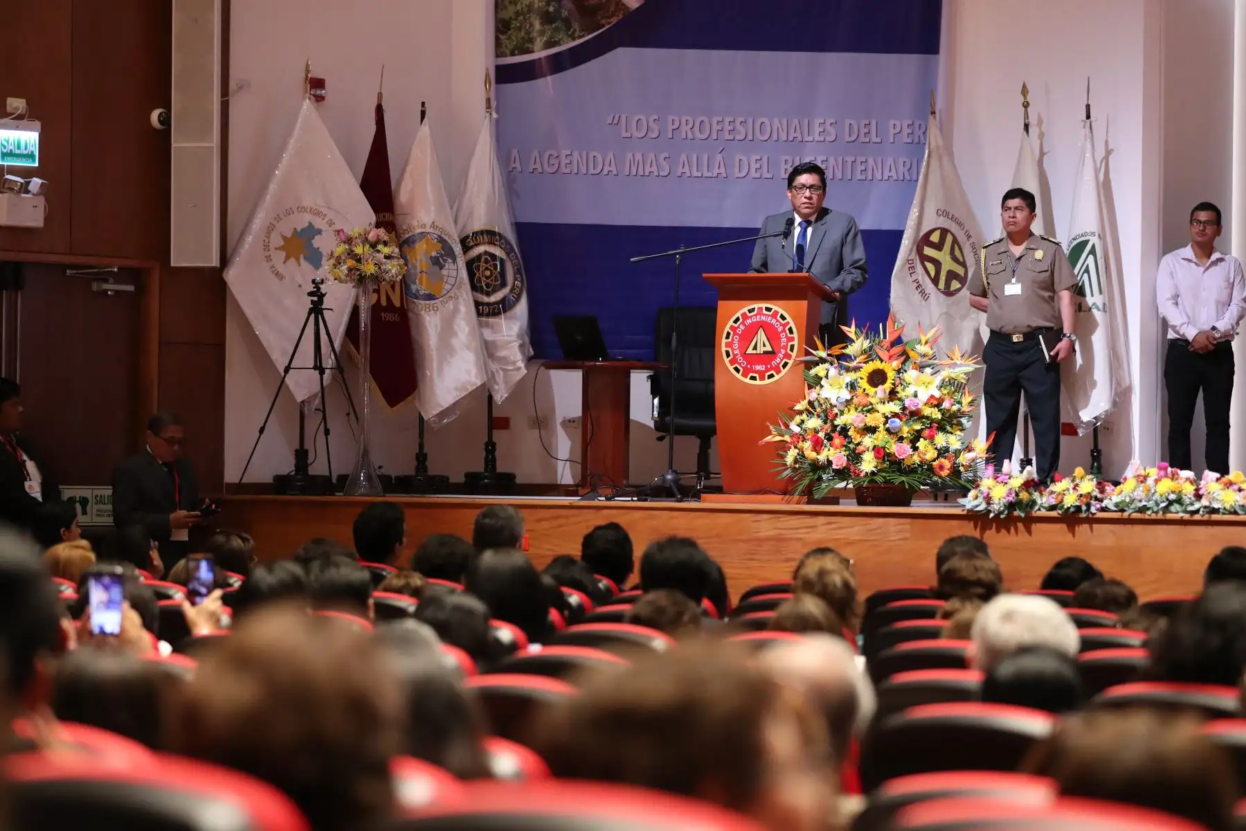 El presidente del Consejo de Ministros, Vicente Zeballos, clausuró el 3.º Congreso Nacional de Profesionales, que congregó a miembros de distintos colegios profesionales del país, en el auditorio del Colegio de Ingenieros del Perú.
Foto: PCM