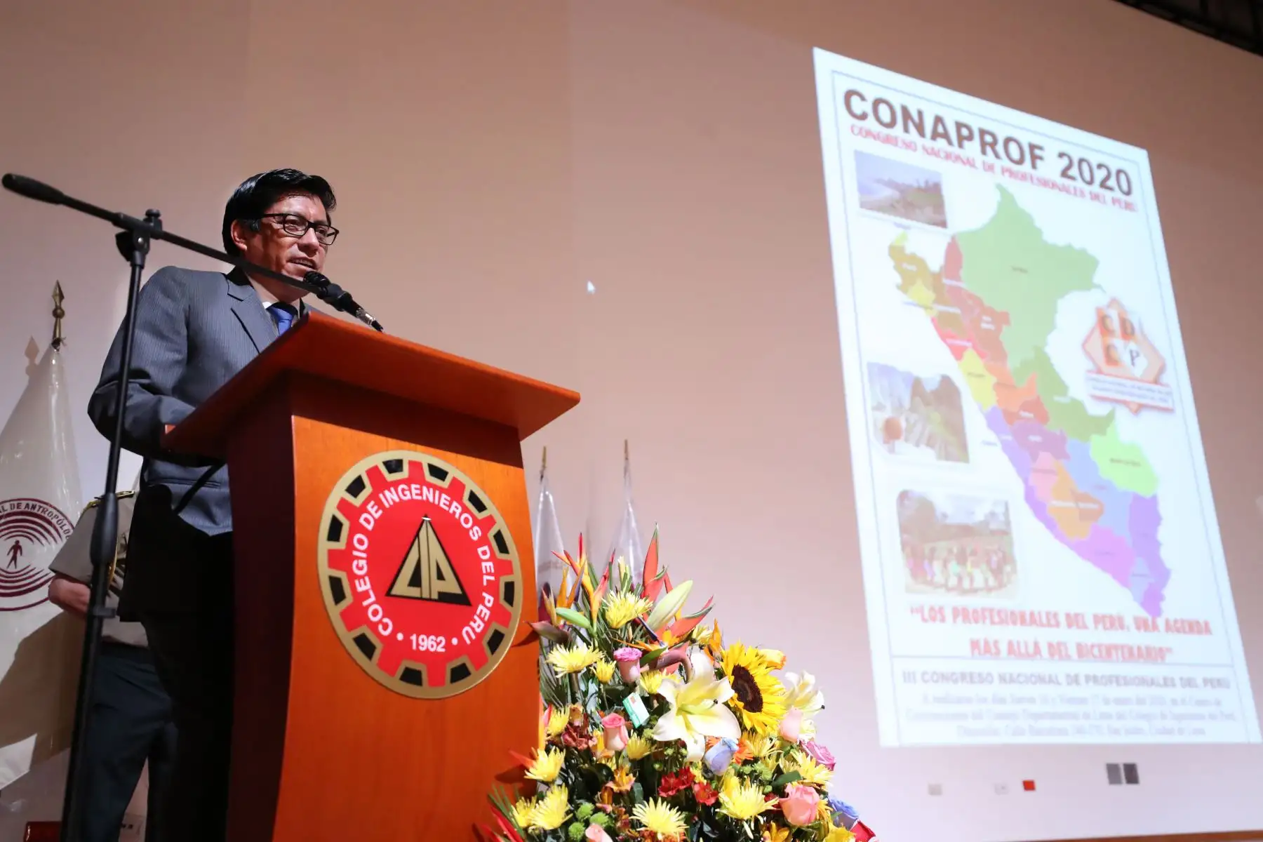 El presidente del Consejo de Ministros, Vicente Zeballos, clausuró el 3.º Congreso Nacional de Profesionales, que congregó a miembros de distintos colegios profesionales del país, en el auditorio del Colegio de Ingenieros del Perú.
Foto: PCM