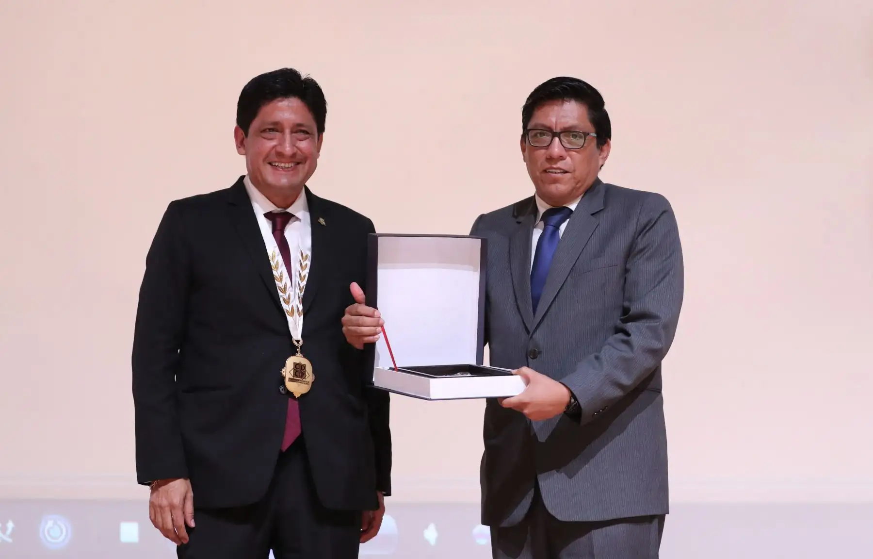 El presidente del Consejo de Ministros, Vicente Zeballos, clausuró el 3.º Congreso Nacional de Profesionales, que congregó a miembros de distintos colegios profesionales del país, en el auditorio del Colegio de Ingenieros del Perú.
Foto: PCM
