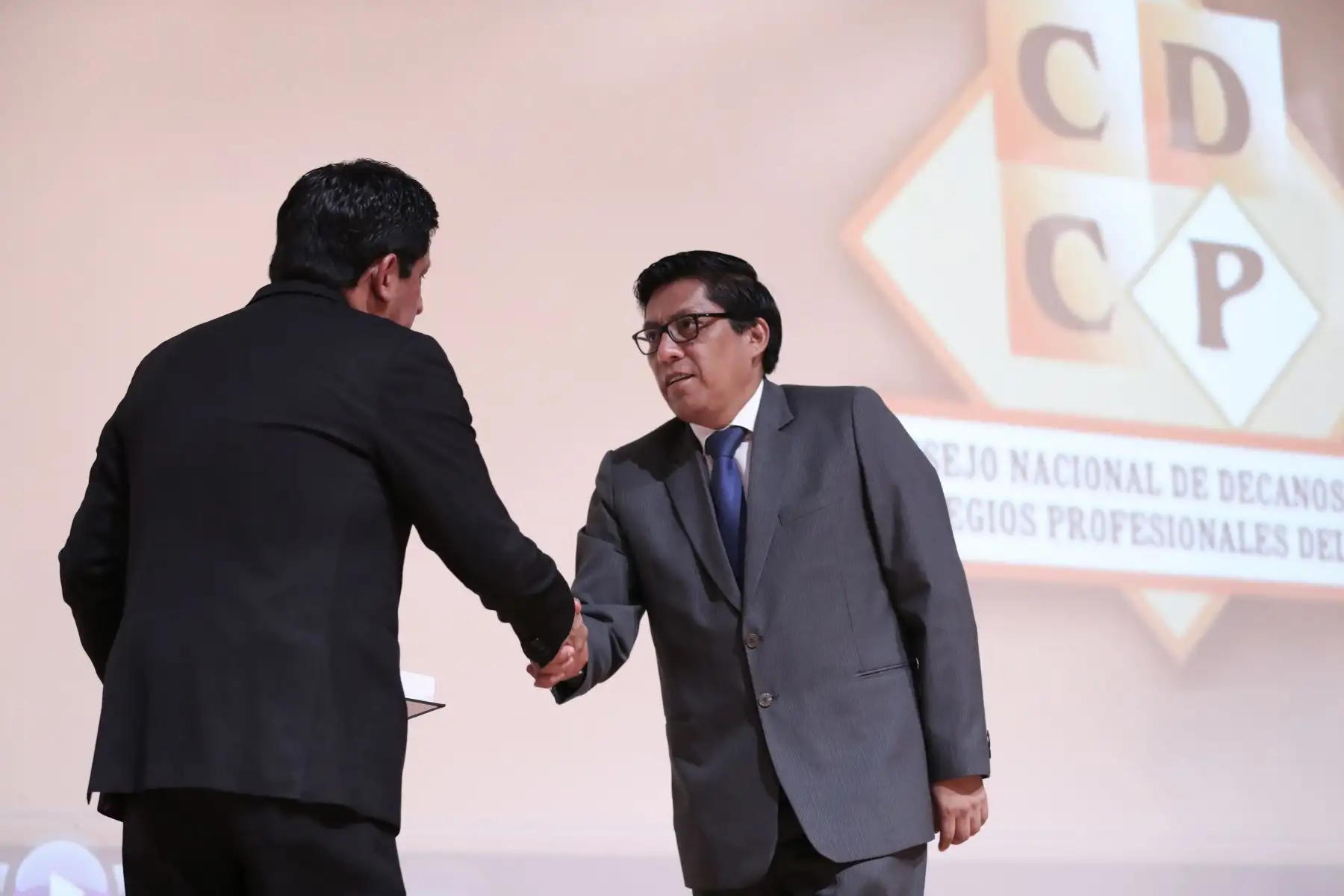 El presidente del Consejo de Ministros, Vicente Zeballos, clausuró el 3.º Congreso Nacional de Profesionales, que congregó a miembros de distintos colegios profesionales del país, en el auditorio del Colegio de Ingenieros del Perú.
Foto: PCM