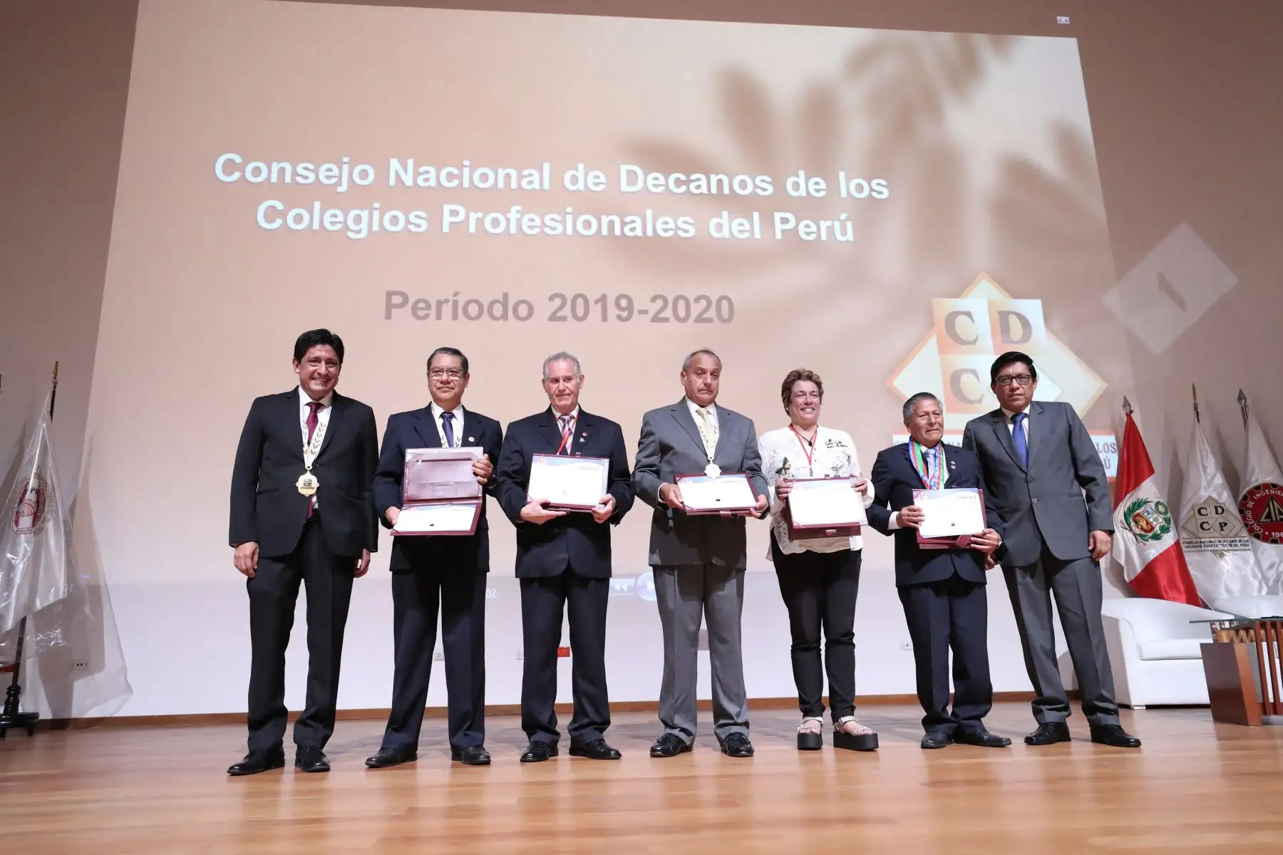 El presidente del Consejo de Ministros, Vicente Zeballos, clausuró el 3.º Congreso Nacional de Profesionales, que congregó a miembros de distintos colegios profesionales del país, en el auditorio del Colegio de Ingenieros del Perú.
Foto: PCM