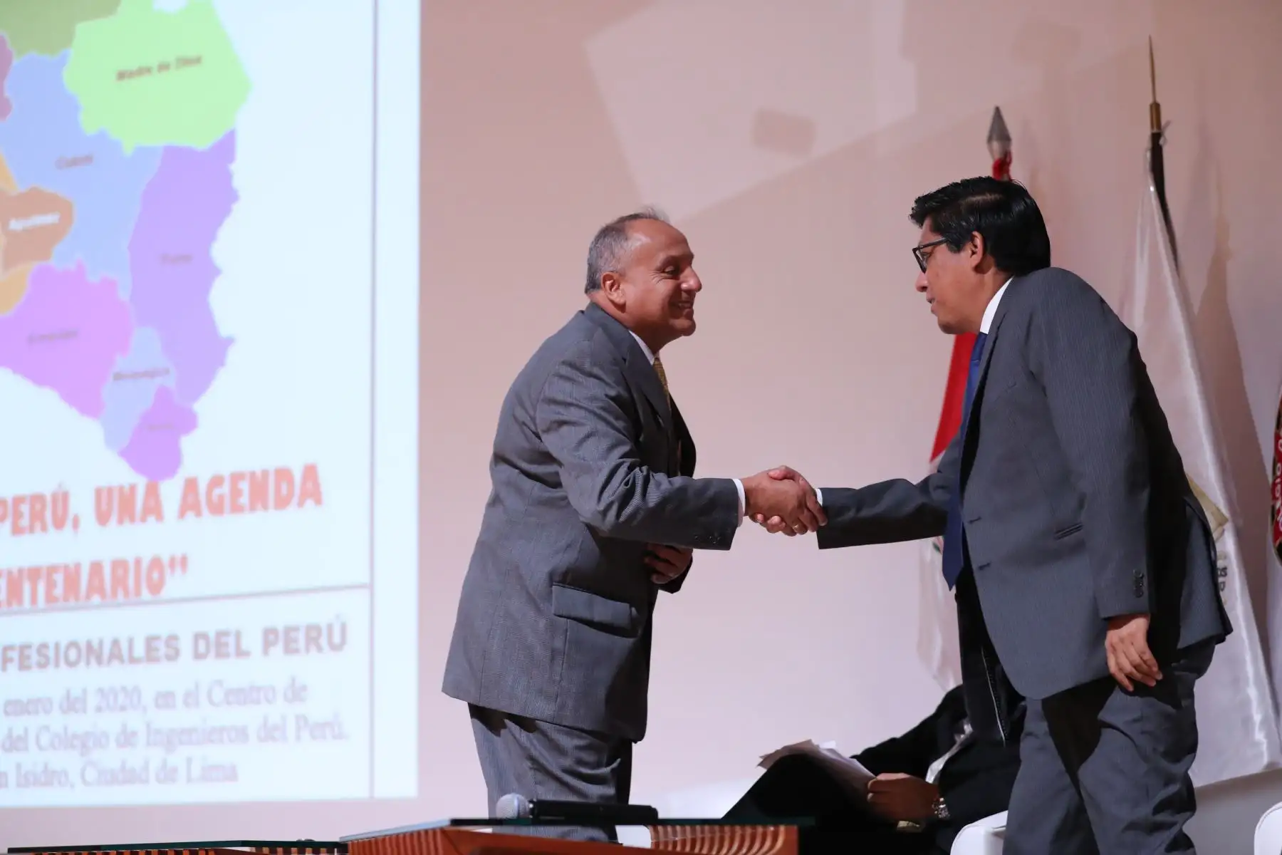 El presidente del Consejo de Ministros, Vicente Zeballos, clausuró el 3.º Congreso Nacional de Profesionales, que congregó a miembros de distintos colegios profesionales del país, en el auditorio del Colegio de Ingenieros del Perú.
Foto: PCM