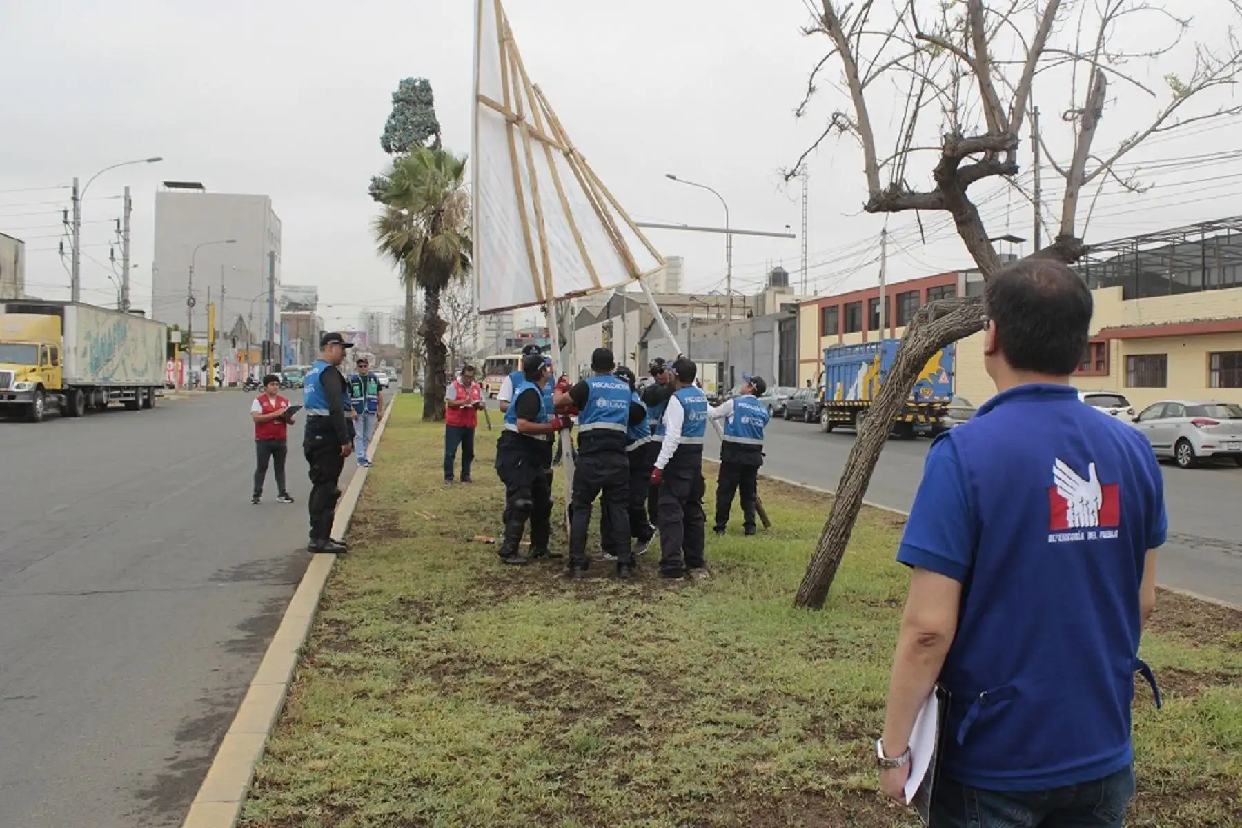 Defensoría participa en retiro de propaganda política en lugares prohibidos. Foto: Difusión.