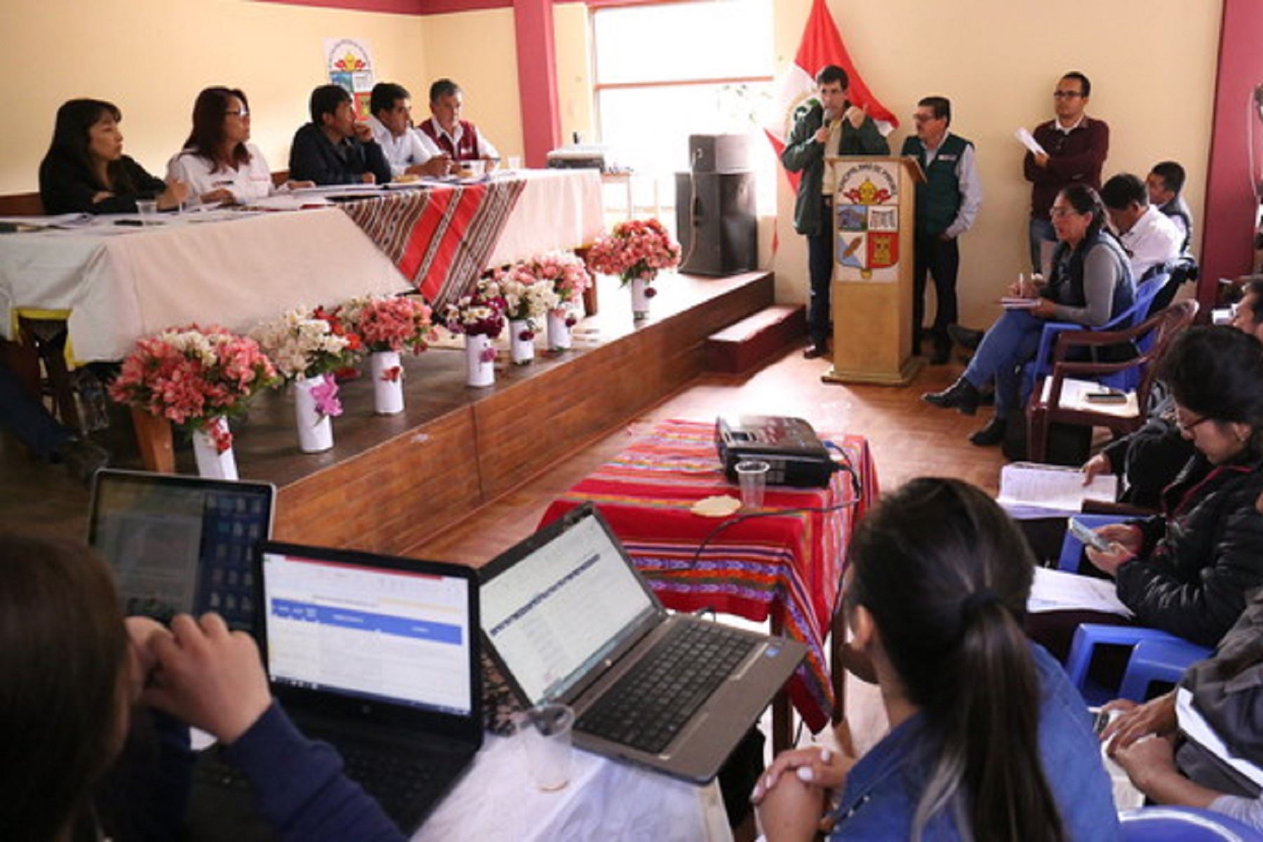 Alta comisionada para el Diálogo y Desarrollo del Corredor Vial Sur, Paola Bustamante, en reunión en Cusco. Foto: Difusión.