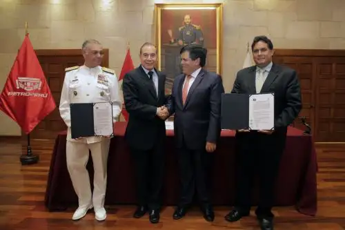 El ministro de Defensa, Walter Martos Ruíz, y el presidente del directorio de Petroperú, Carlos Paredes Lanatta, presidieron la ceremonia de suscripción del acta de intención para la ejecución del proyecto “Mejoramiento y ampliación de los servicios operativos y administrativos que brinda la Capitanía de puerto de Talara”, entre la Marina de Guerra del Perú y la empresa estatal Petroperú.