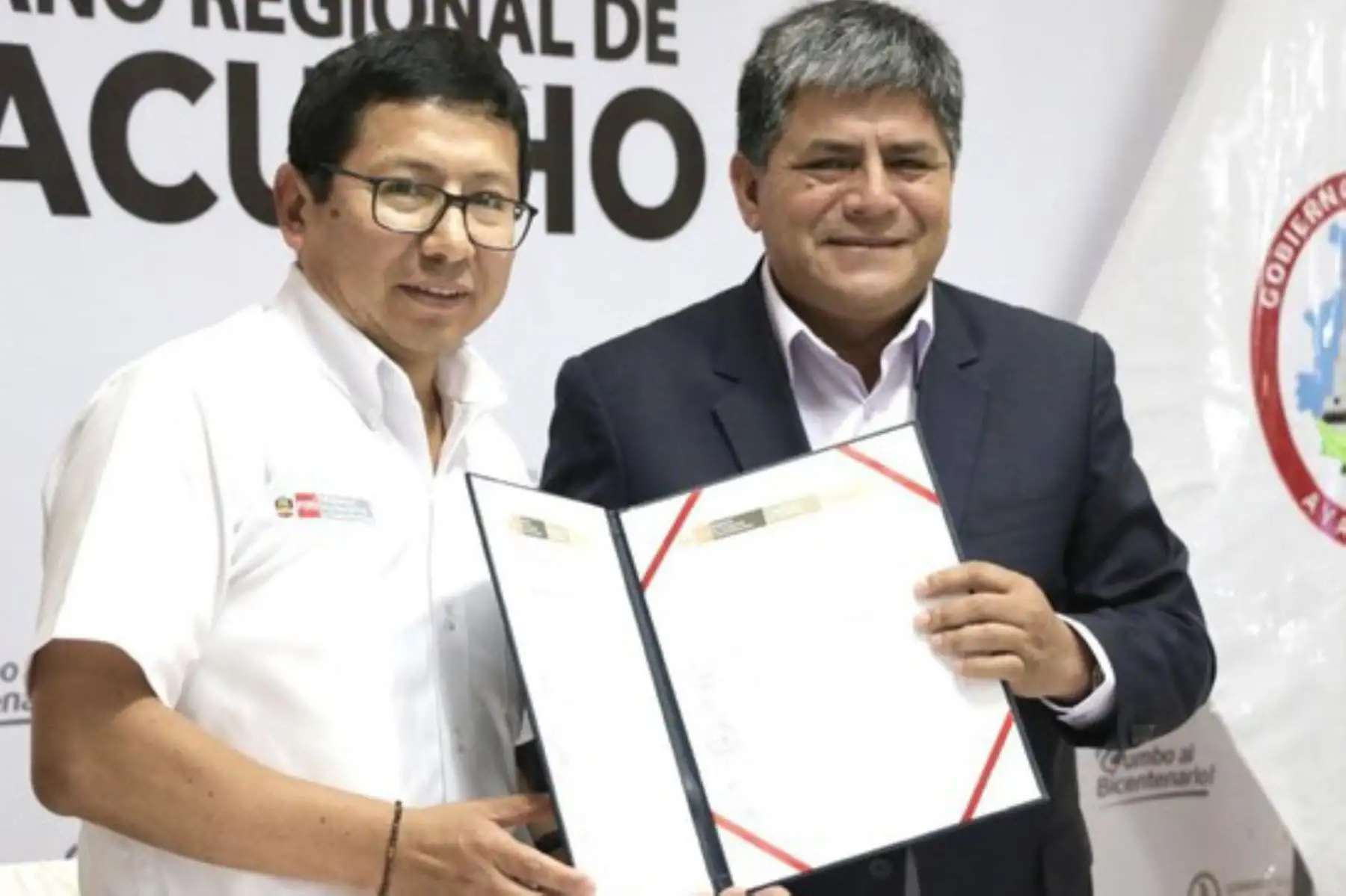 El ministro de Transportes y Comunicaciones (MTC), Edmer Trujillo, se reunió con el gobernador regional de Ayacucho, Carlos Rúa, y anunció que su sector ha destinado 268 millones de soles para diversos proyectos de inversión y mantenimiento de infraestructura vial en ese departamento.