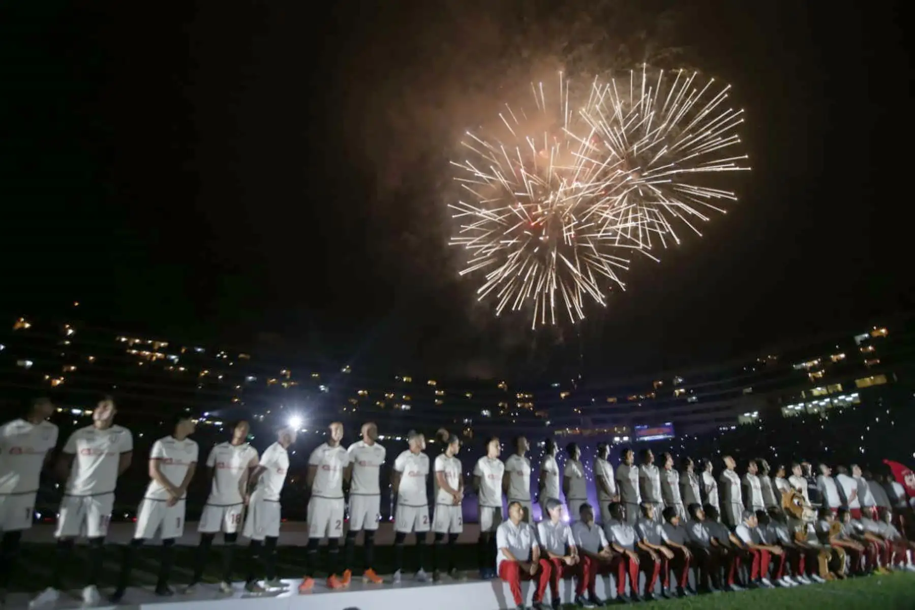 El club Universitario de Deportes presentó a su plantel de jugadores para este año y su entrenador, Gregorio Pérez, en la ‘Noche Crema’ en el cual enfrentá al conjunto Cerro Largo de Uruguay.
.Foto: ANDINA/Eddy Ramos