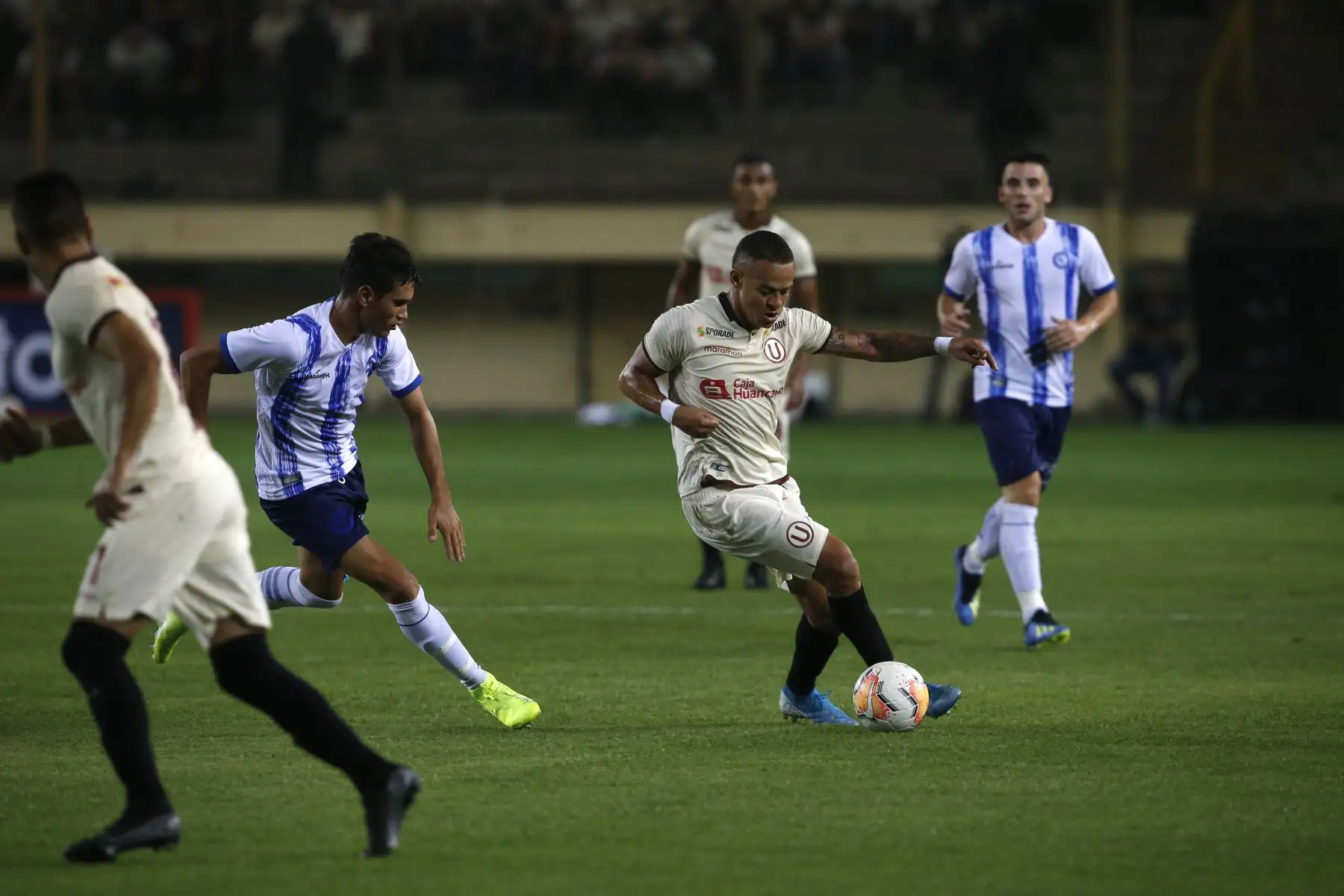 Universitario de Deportes presentó su plantel de jugadores para este año  2020 en la ‘Noche Crema’ en el cual enfrentó al conjunto Cerro Largo de Uruguay.
Foto: ANDINA/Eddy Ramos