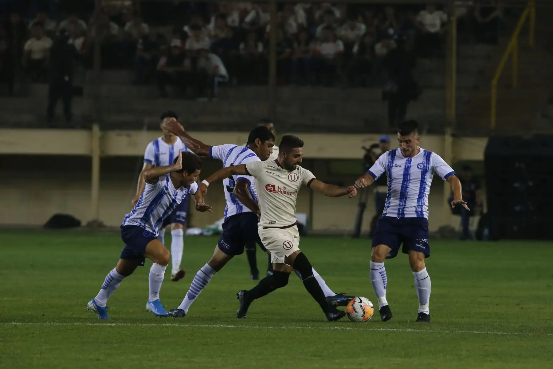 Universitario de Deportes presentó su plantel de jugadores para este año  2020 en la ‘Noche Crema’ en el cual enfrentó al conjunto Cerro Largo de Uruguay.
Foto: ANDINA/Eddy Ramos