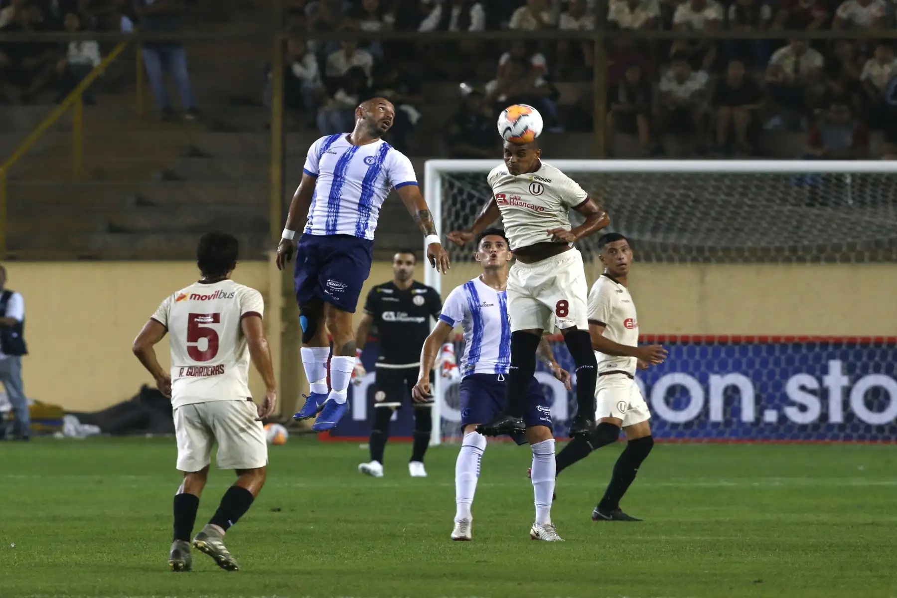 Universitario de Deportes presentó su plantel de jugadores para este año  2020 en la ‘Noche Crema’ en el cual enfrentó al conjunto Cerro Largo de Uruguay.
Foto: ANDINA/Eddy Ramos