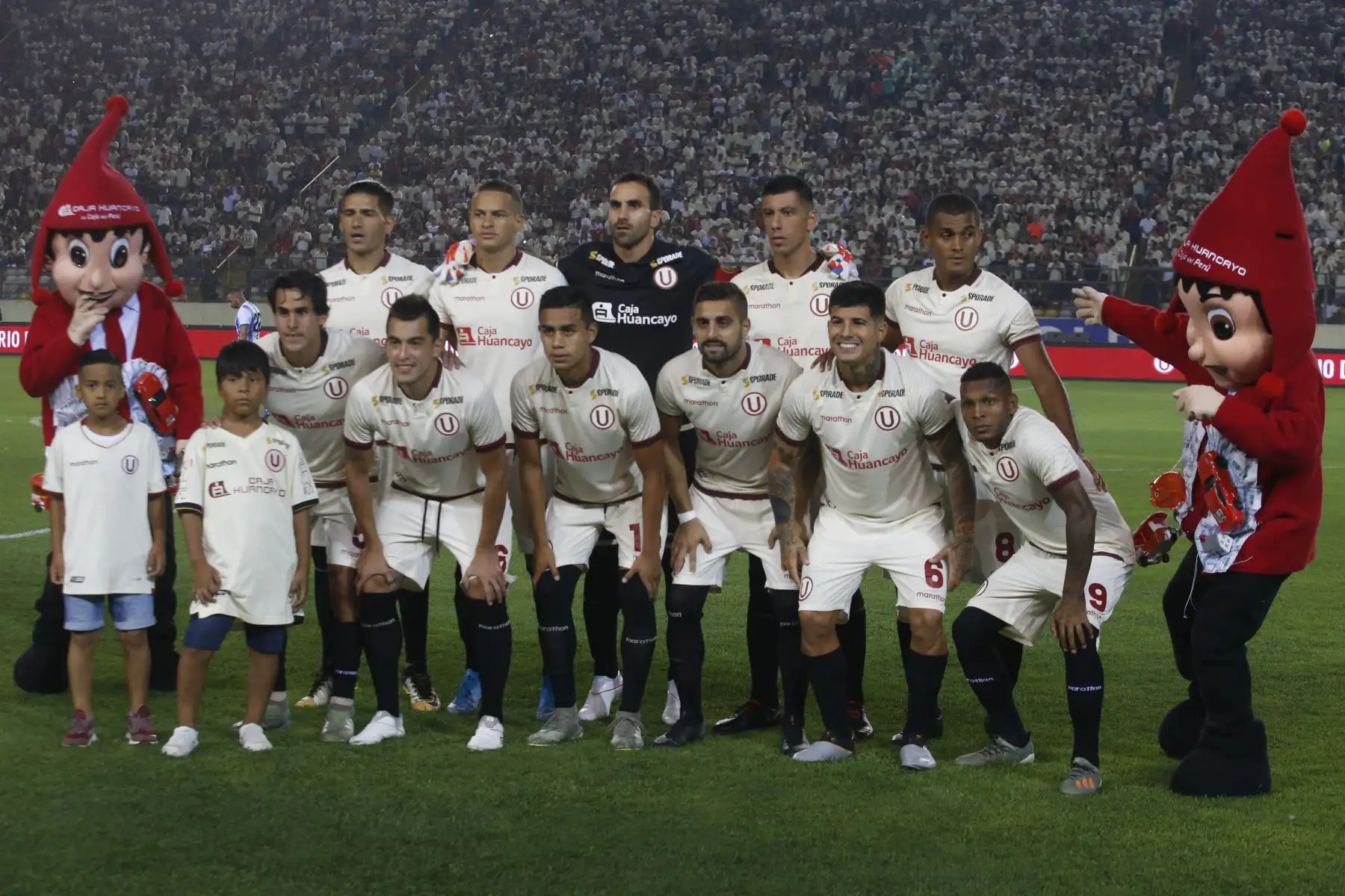 Universitario de Deportes presentó su plantel de jugadores para este año  2020 en la ‘Noche Crema’ en el cual enfrentó al conjunto Cerro Largo de Uruguay.
Foto: ANDINA/Eddy Ramos
