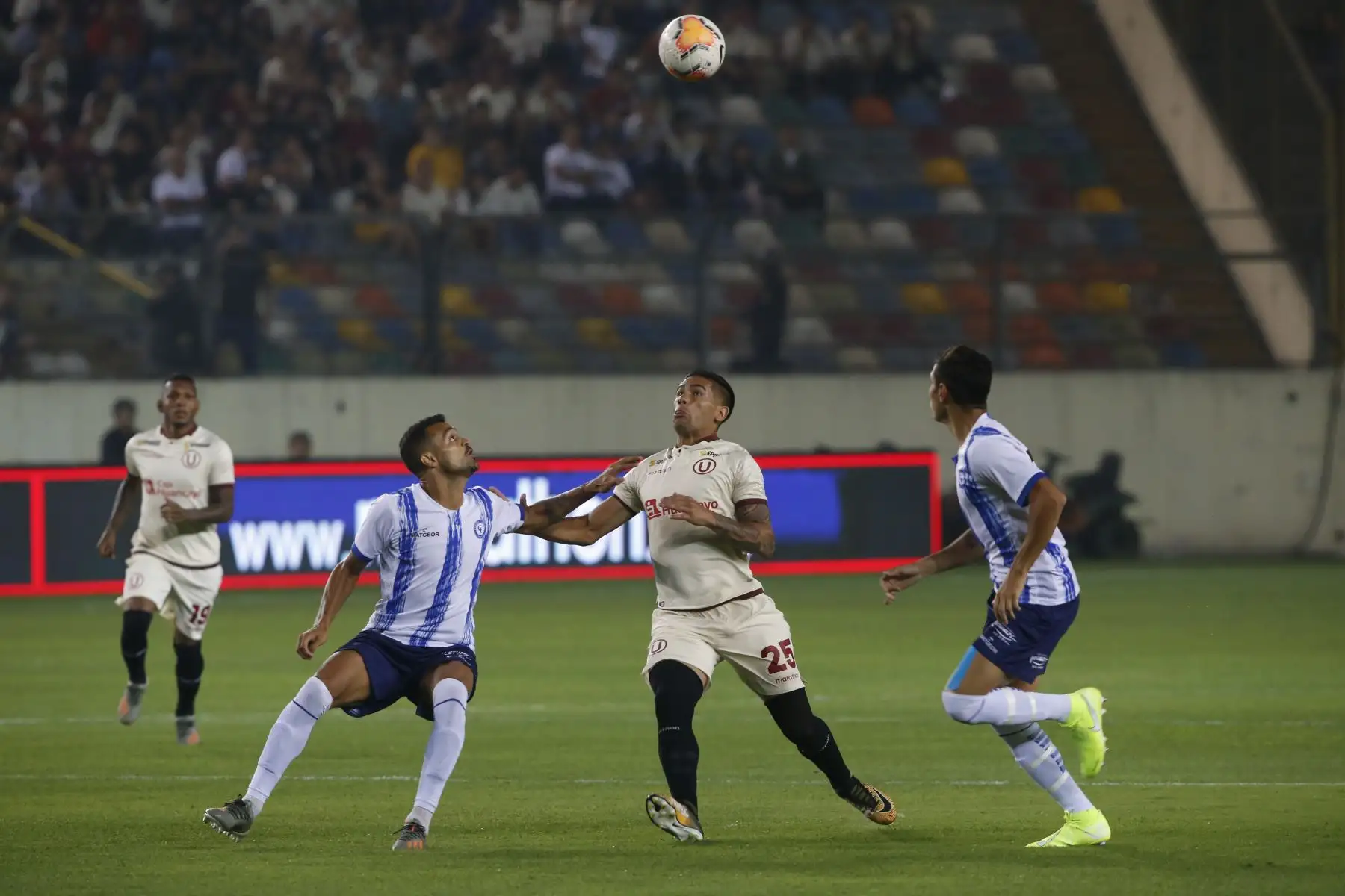 Universitario de Deportes presentó su plantel de jugadores para este año  2020 en la ‘Noche Crema’ en el cual enfrentó al conjunto Cerro Largo de Uruguay.
Foto: ANDINA/Eddy Ramos