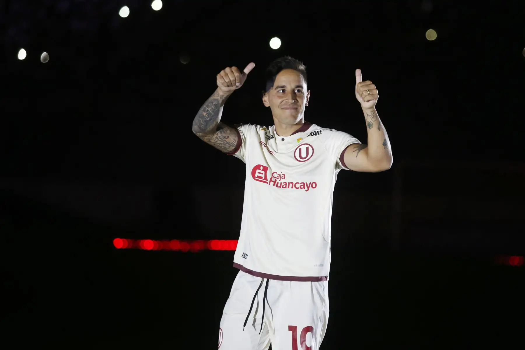 Universitario de Deportes presentó su plantel de jugadores para este año  2020 en la ‘Noche Crema’ en el cual enfrentó al conjunto Cerro Largo de Uruguay.Foto: ANDINA/Eddy Ramos