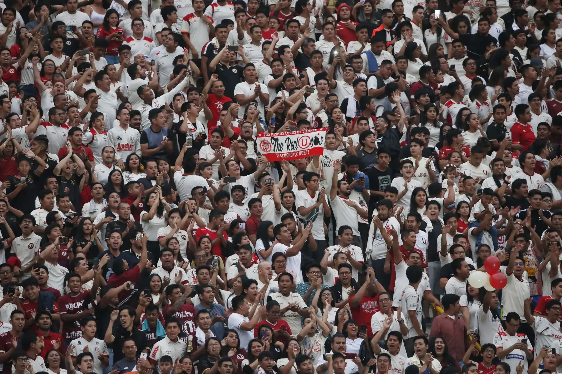 Universitario de Deportes presentó su plantel de jugadores para este año  2020 en la ‘Noche Crema’ en el cual enfrentó al conjunto Cerro Largo de Uruguay.
Foto: ANDINA/Eddy Ramos