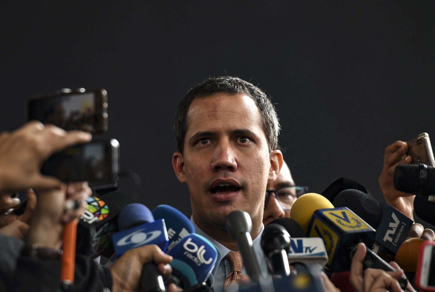 El opositor Juan Guaidó, reconocido como presidente encargado de Venezuela por medio centenar de países, viajó a Colombia. Foto: AFP