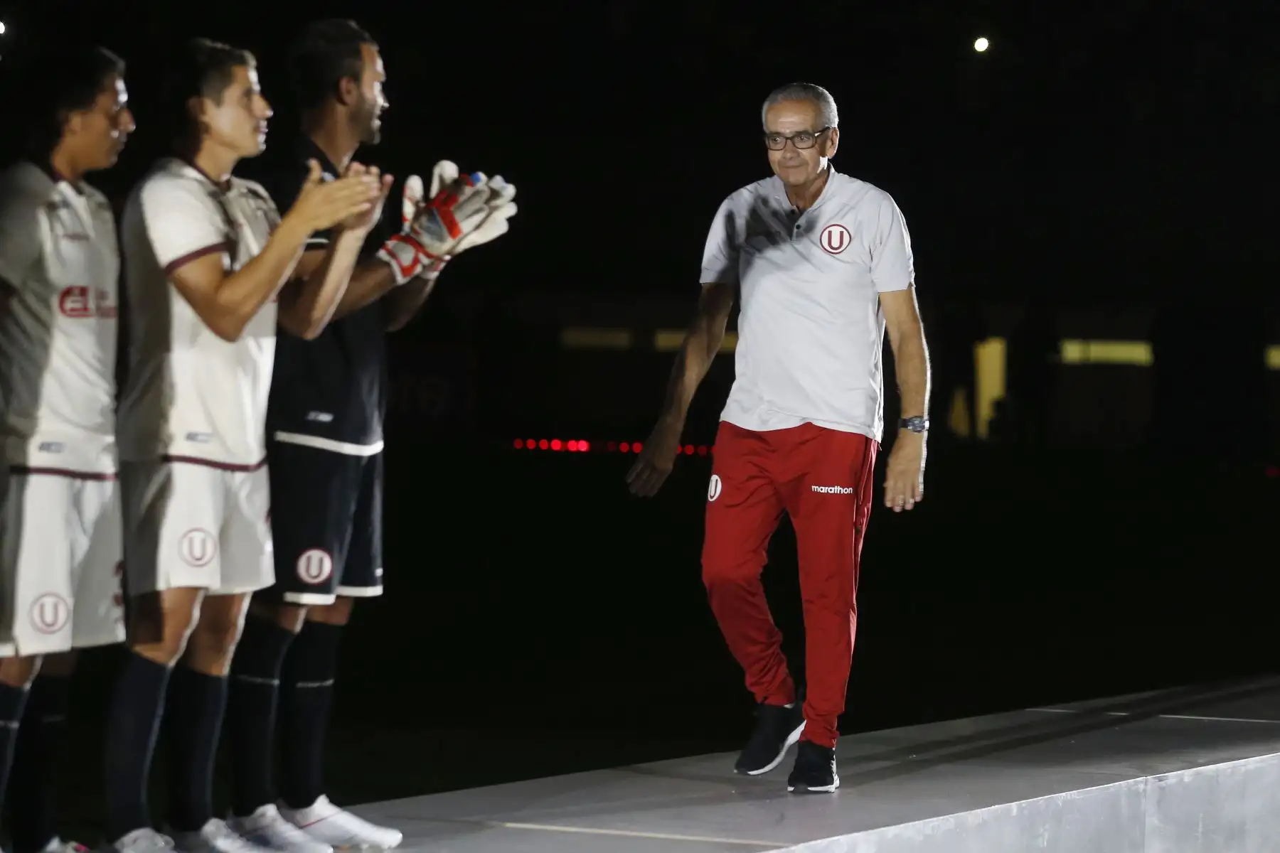 El club Universitario de Deportes presentó a su plantel de jugadores para este año y su entrenador, Gregorio Pérez, en la ‘Noche Crema’ en el cual enfrentá al conjunto Cerro Largo de Uruguay.
.Foto: ANDINA/Eddy Ramos