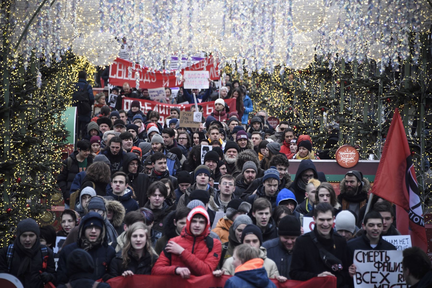Activistas de la oposición de diversas tendencias marcharon en el centro de Moscú después de que el presidente Vladimir Putin propusiera volver a redactar la Constitución. Foto: AFP