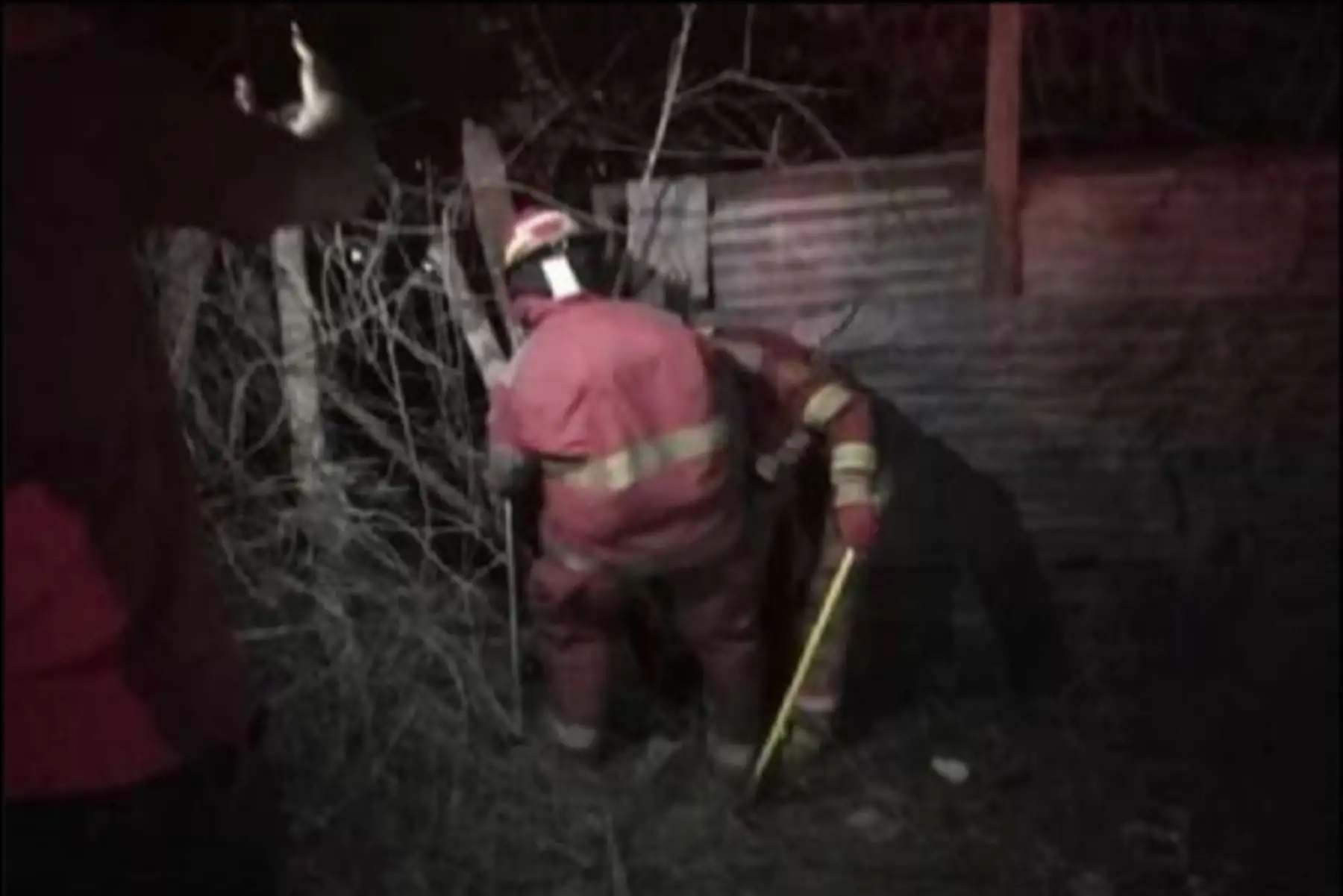 El incendio fue extinguido en su totalidad a la 01:00 horas aproximadamente.