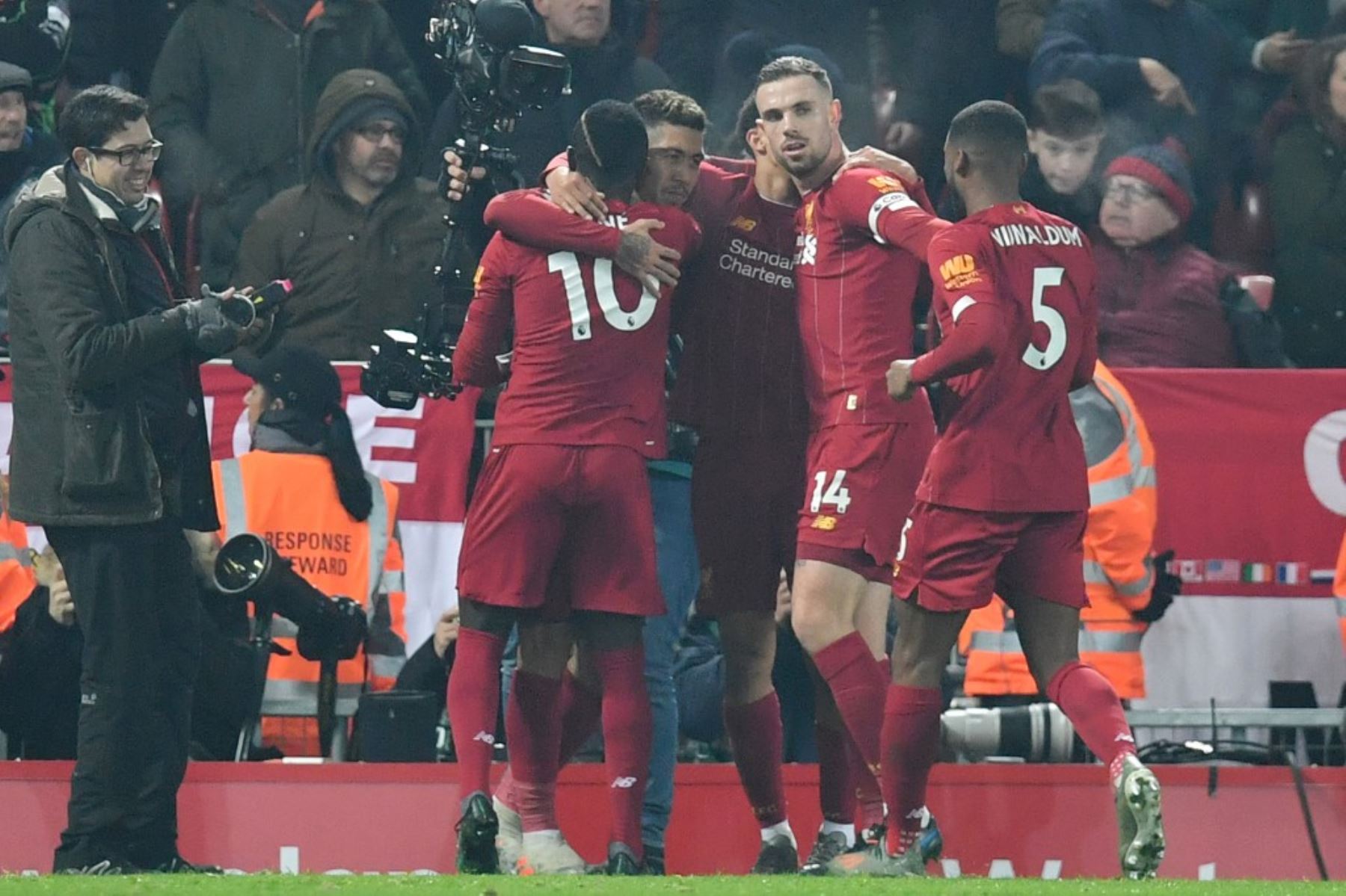 Liverpool sigue su vuelo hacia el título de la Premier League al cosechar este domingo una importante victoria en Anfield ante el Manchester United (2-0)