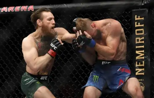 Conor McGregor hizo un regreso triunfal al octágono de UFC el sábado, golpeando a Donald "Cowboy" Cerrone para una victoria técnica de nocaut en solo 40 segundos.