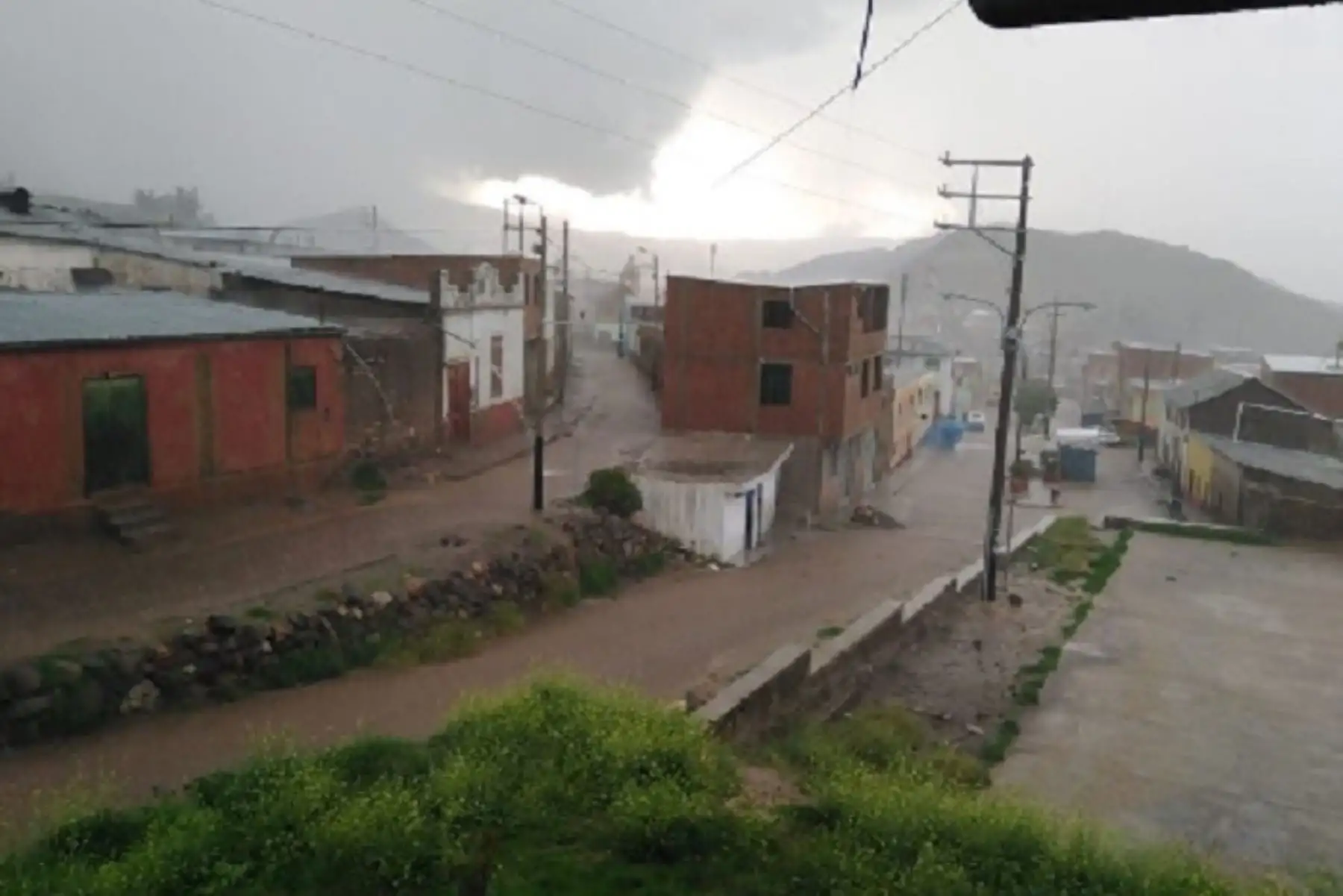 El Senamhi emitió el aviso meteorológico N° 014 (nivel 4) respecto a lluvias en la Sierra, las mismas que se iniciaron este mediodía y se extenderá hasta el miércoles 22 de enero.