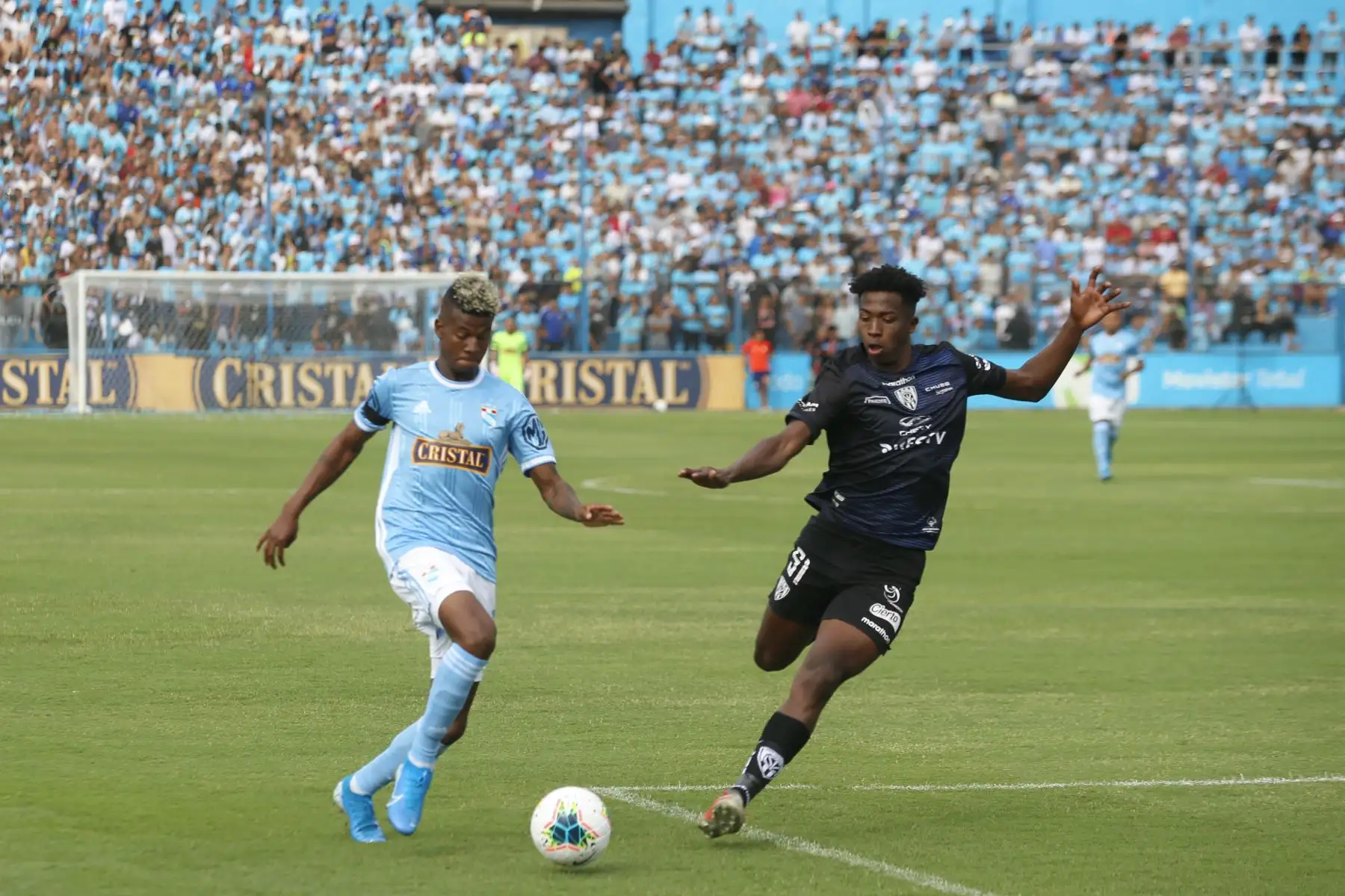 Cristal presenta su plantel en el día de la "Raza celeste".
Foto: ANDINA/Eddy Ramos