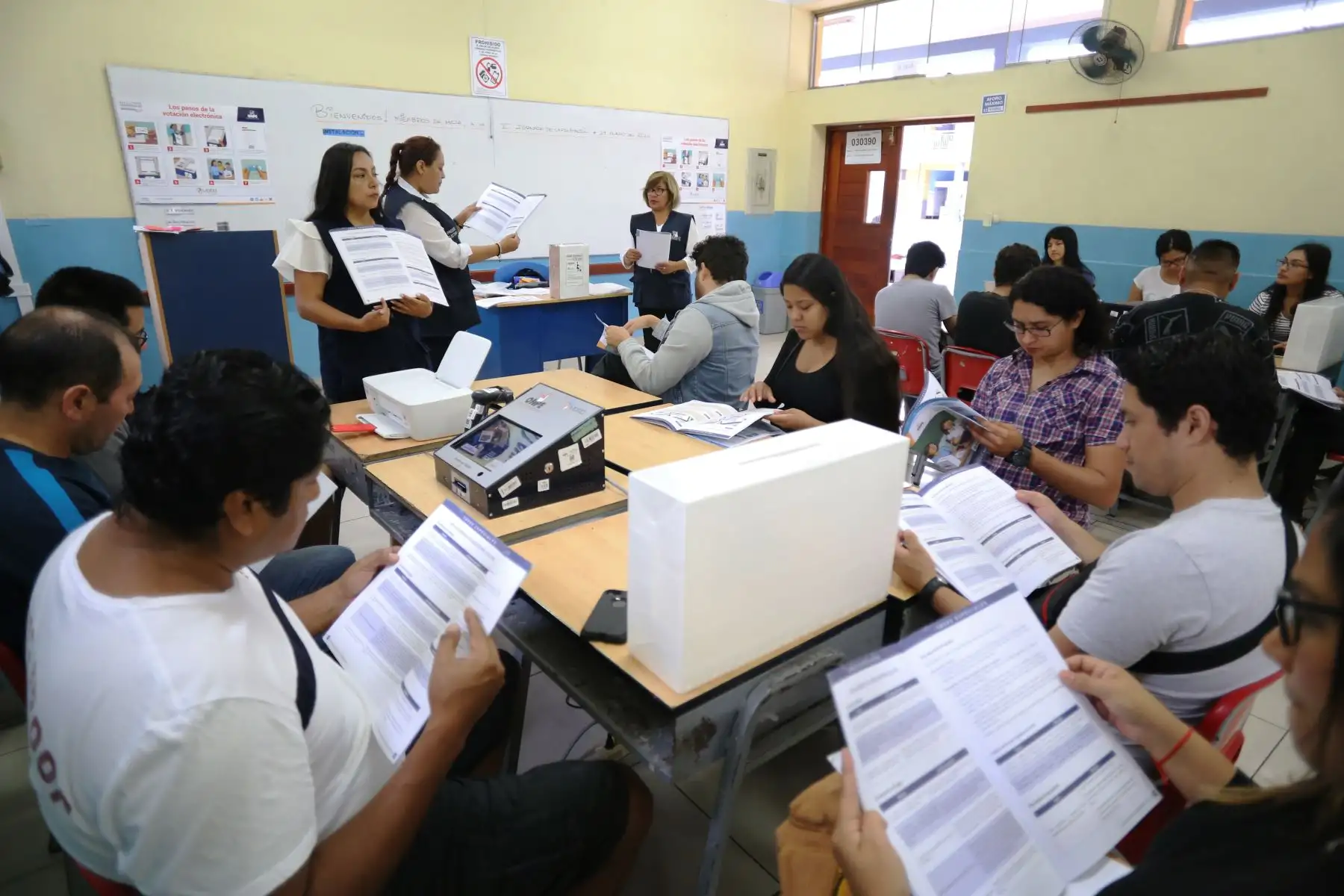A una semana de las Elecciones Congresales Extraordinarias 2020, el Jurado Nacional de Elecciones (JNE) fiscaliza el simulacro de conteo y cómputo de votos, así como la jornada de capacitación de los miembros de mesa de sufragio.
Foto : Difusión JNE