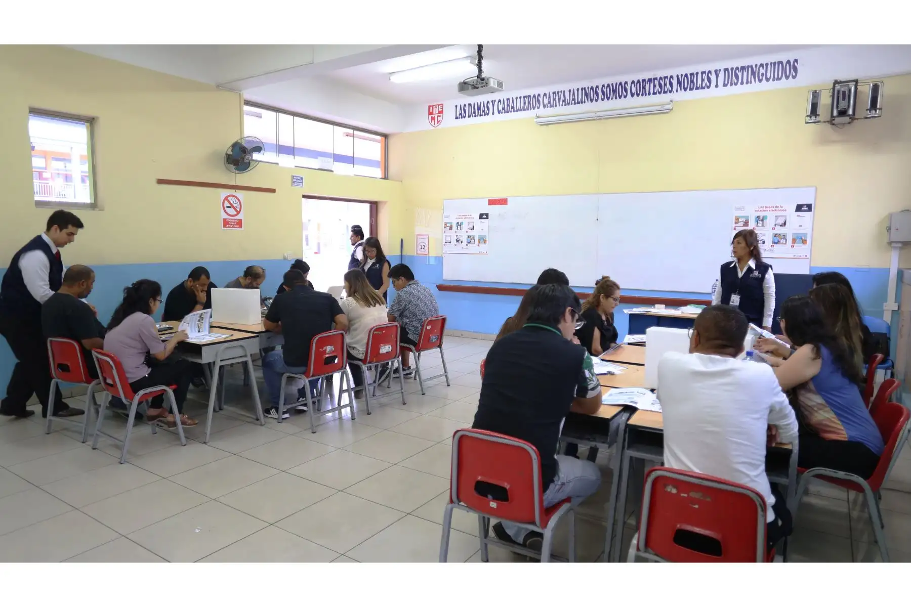 A una semana de las Elecciones Congresales Extraordinarias 2020, el Jurado Nacional de Elecciones (JNE) fiscaliza el simulacro de conteo y cómputo de votos, así como la jornada de capacitación de los miembros de mesa de sufragio.
Foto : Difusión JNE