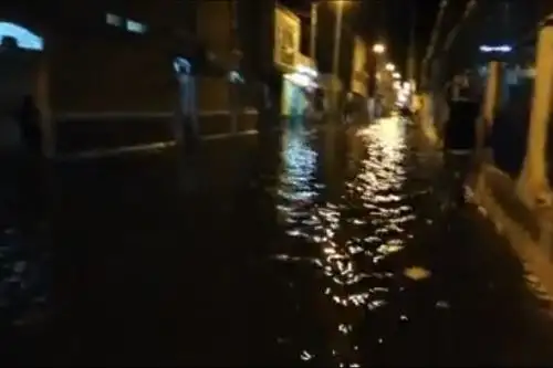Desborde de canal inunda viviendas, comisaría y calles de la ciudad de Pacasmayo, en La Libertad. Foto: Captura Facebook/Diario Últimas Noticias
