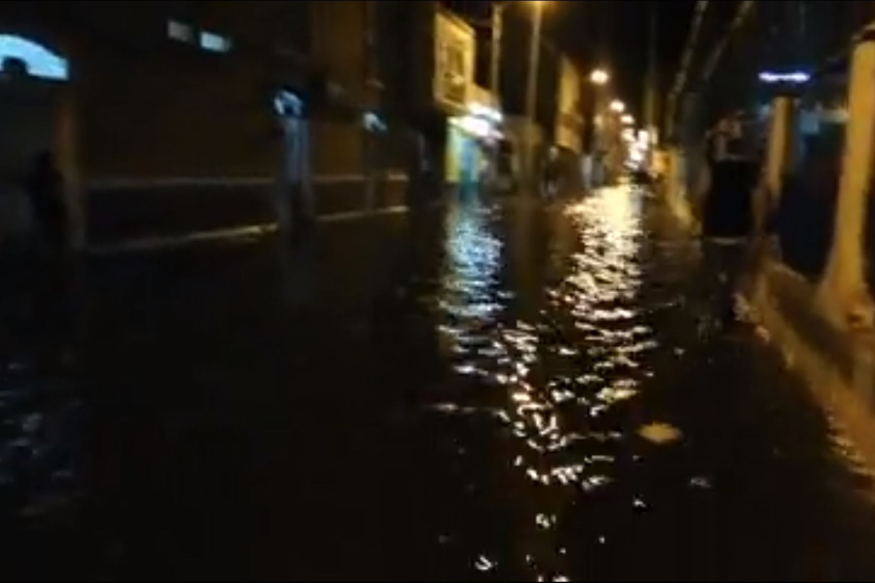 Desborde de canal inunda viviendas, comisaría y calles de la ciudad de Pacasmayo, en La Libertad. Foto: Captura Facebook/Diario Últimas Noticias