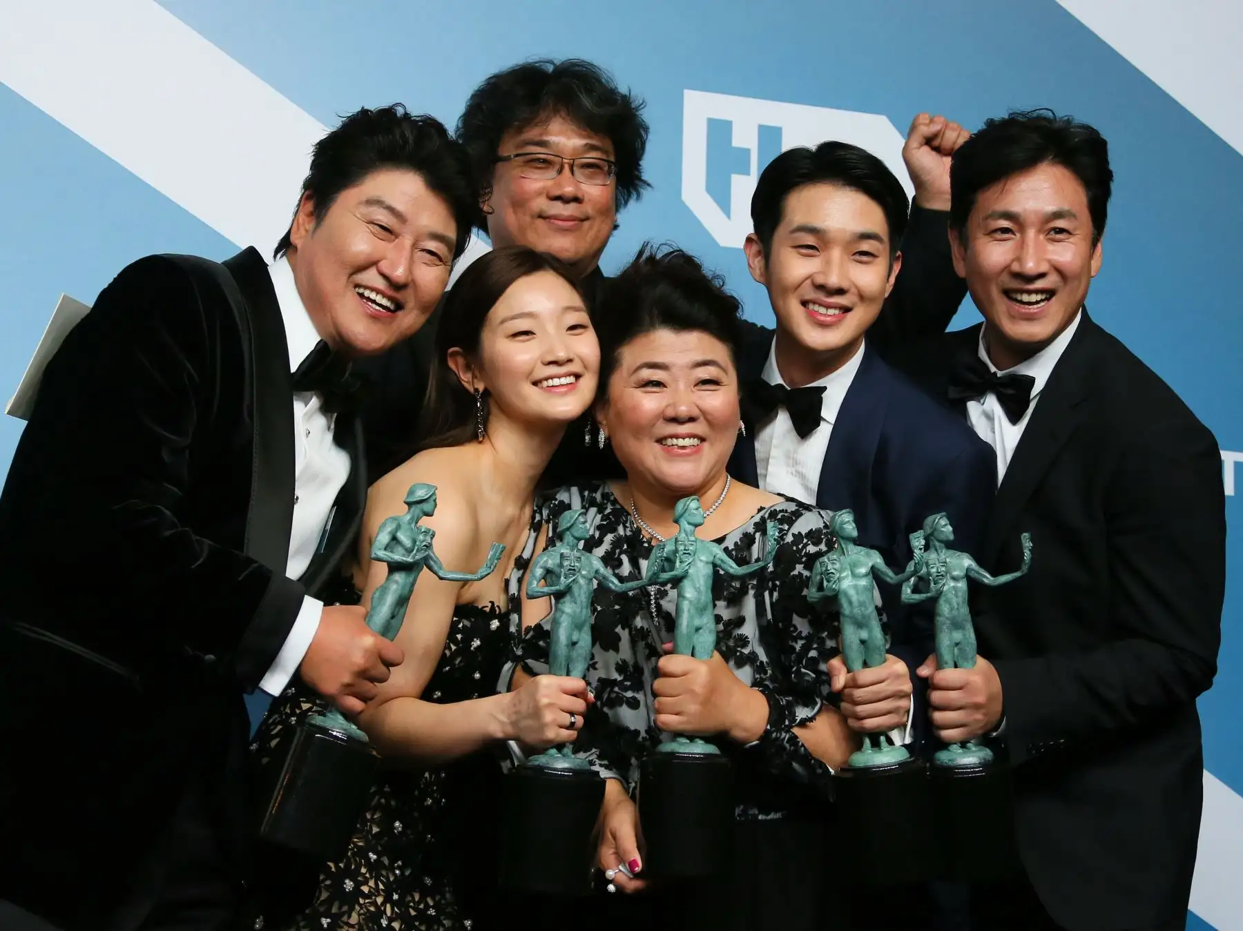 El elenco de "Parasite" (KR) Song Kang-ho, Cho Yeo-jeong, el director Bong Joon-ho, Lee Jung-eun, Choi Woo-shik y Lee Sun-kyun posan con el trofeo para la actuación sobresaliente de un elenco en un Película  durante la 26a. Entrega Anual de los Premios del Sindicato de Actores en el Auditorio Shrine de Los Ángeles. Foto: AFP