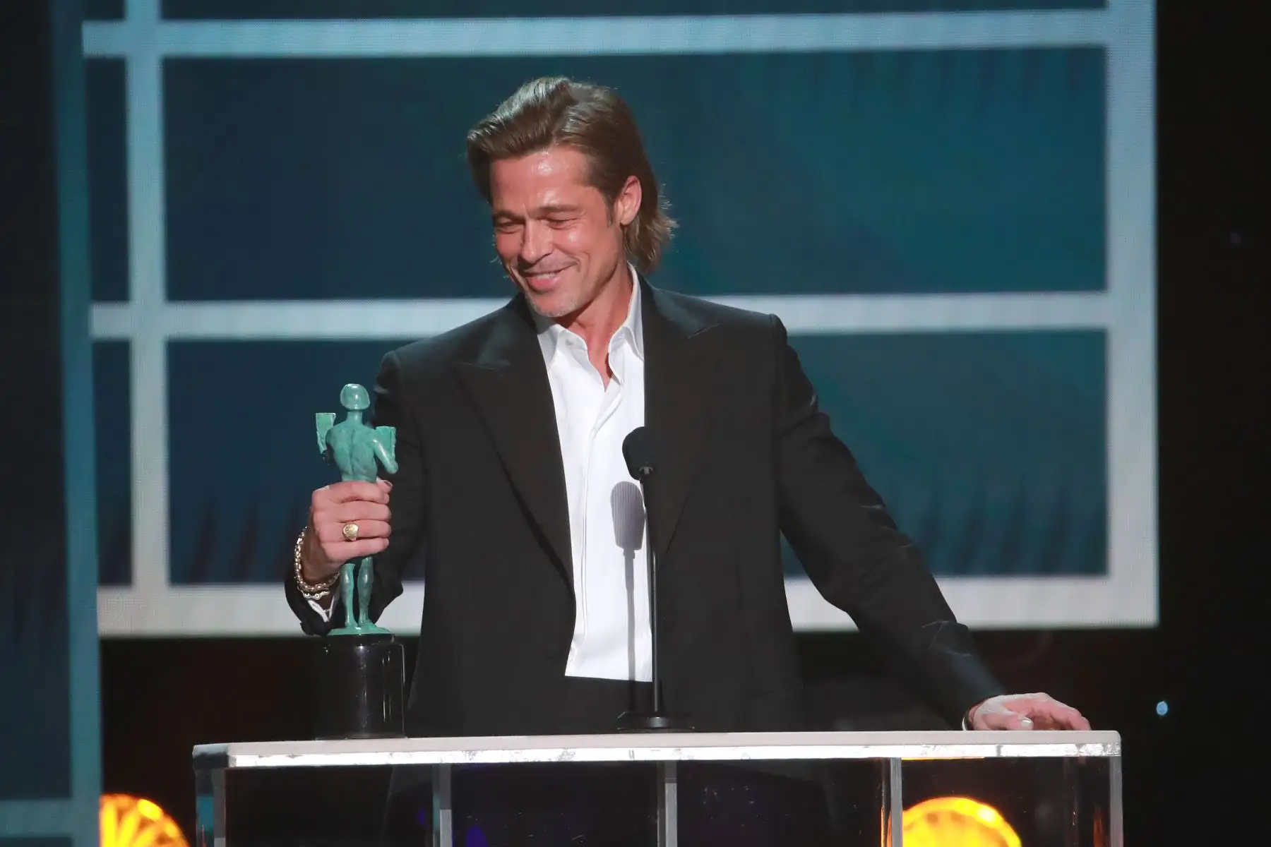 El actor estadounidense Brad Pitt acepta los premios al mejor actor masculino en un papel secundario durante la 26ª entrega anual de los premios Screen Actors Guild Awards en el Shrine Auditorium de Los Ángeles. AFP