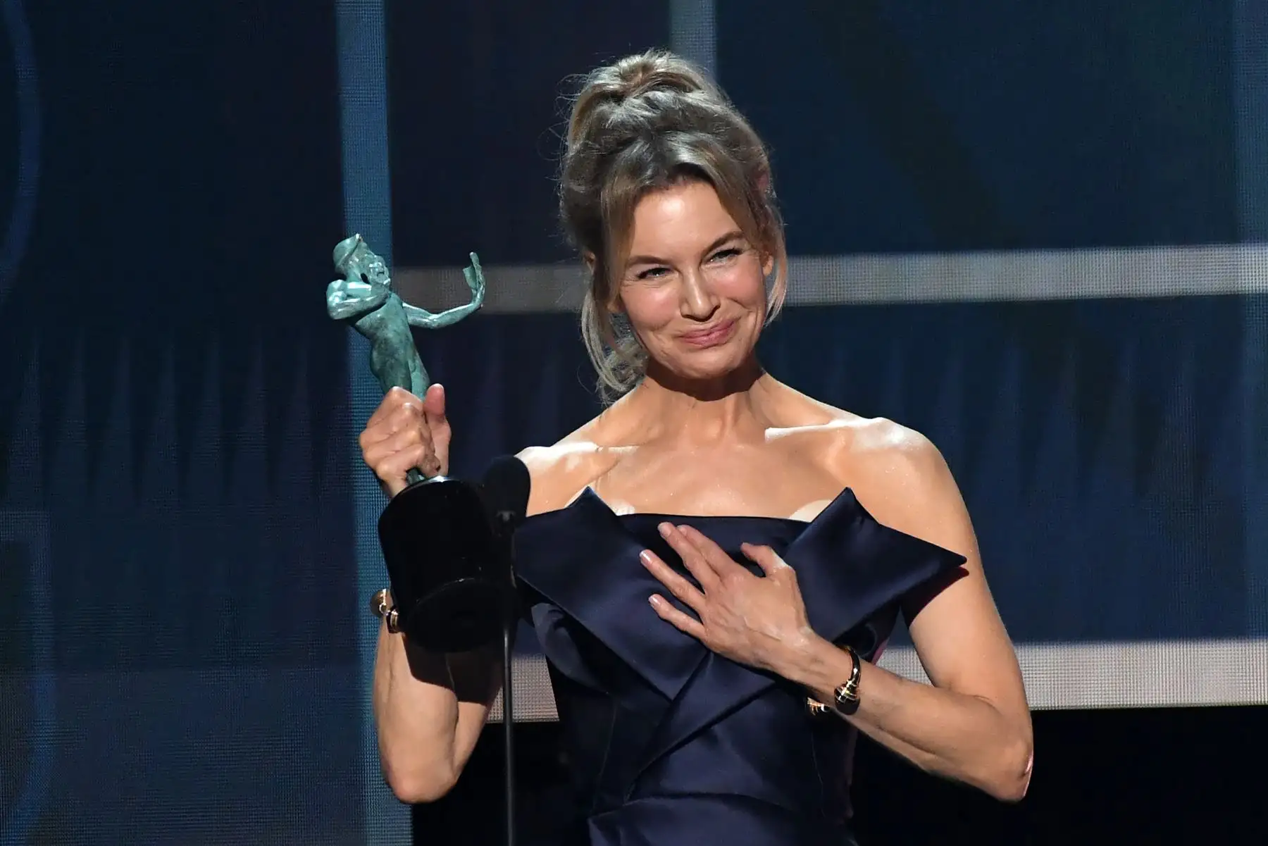 Renee Zellweger acepta el premio a la actuación sobresaliente de una actriz femenina en un papel protagónico durante la 26a entrega anual de los premios Screen Actors Guild Awards. AFP