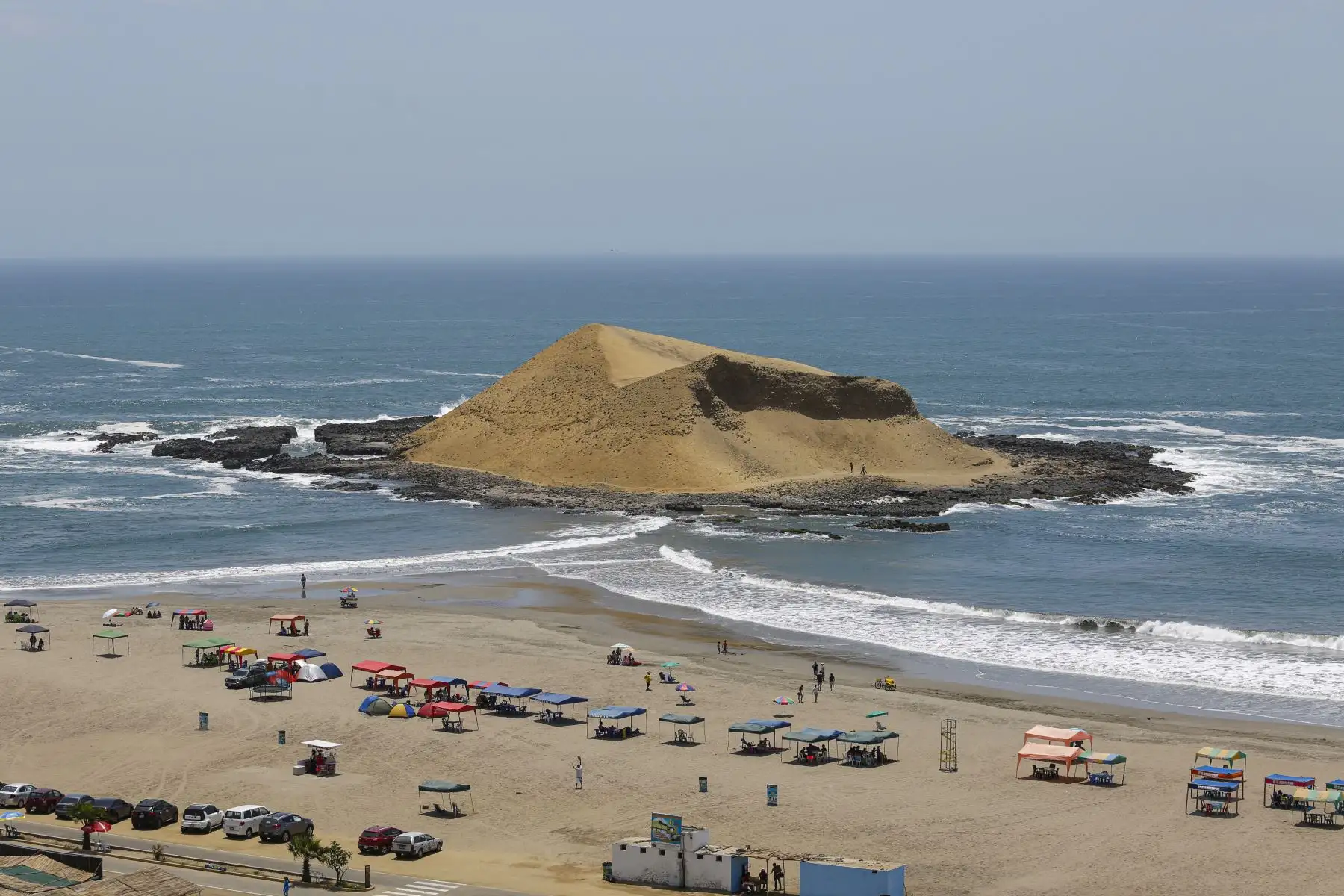 Playa la Isla, ubicada en el kilómetro 189 de la Panamericana Norte, distrito de Supe, es la playa más destacada de Barranca.Foto: ANDINA/Renato Pajuelo