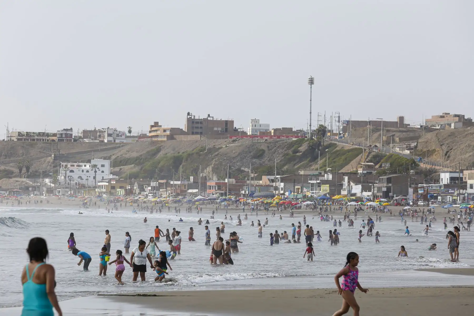 Playa Puerto Chico encanta con sus suaves olas que permiten a grandes y chicos disfrutar de su mar. Foto: ANDINA/Renato Pajuelo