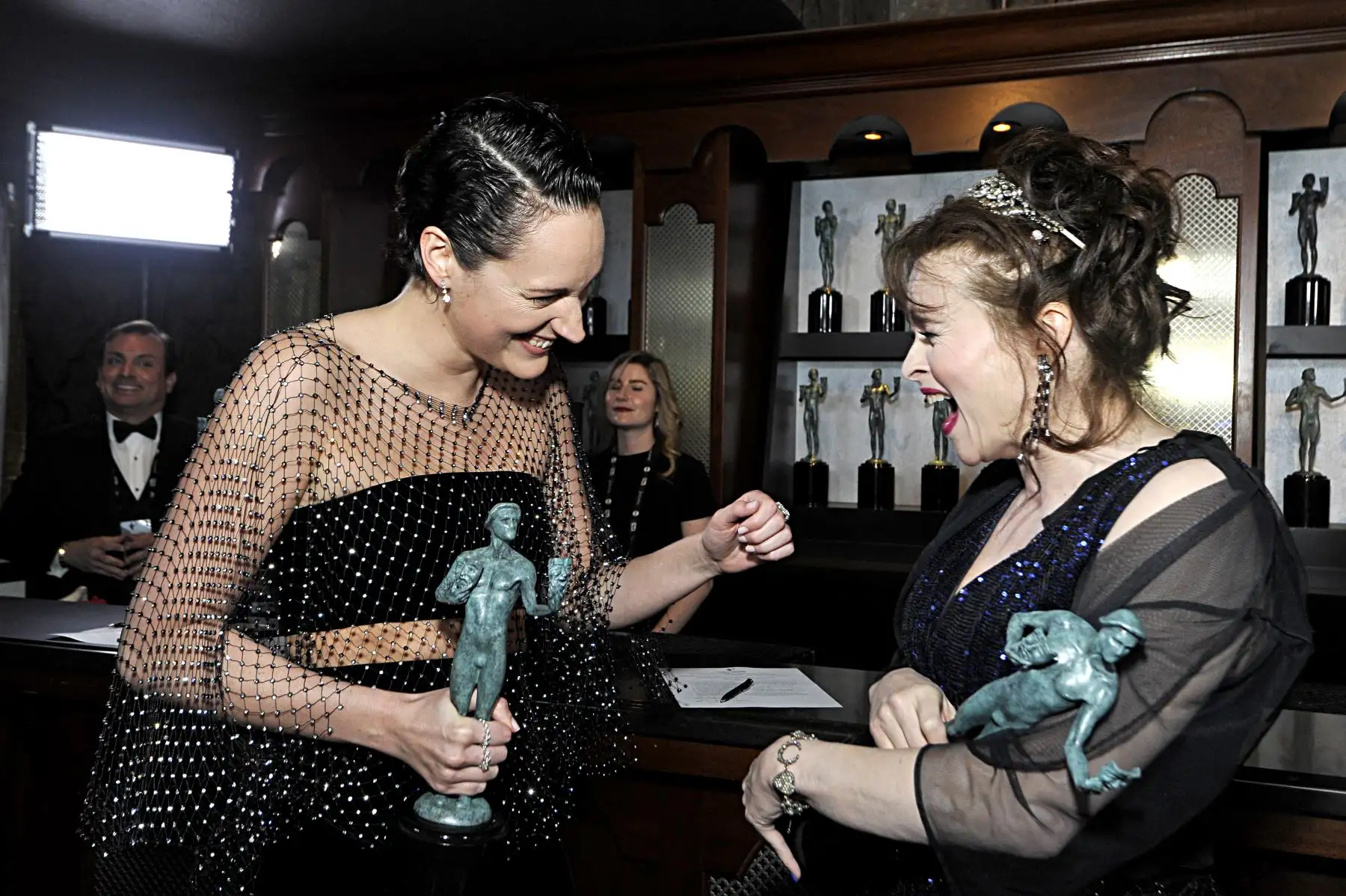 Phoebe Waller-Bridge, ganadora de la Mejor Actuación de una Actriz en una Serie de Televisión - Musical o Comedia y Helena Bonham Carter, ganadora de la Actuación Sobresaliente de un Conjunto en una Serie de Drama posan en la sala de trofeos durante la 26a. Entrega Anual de los Screen Actors Guild Awards. AFP